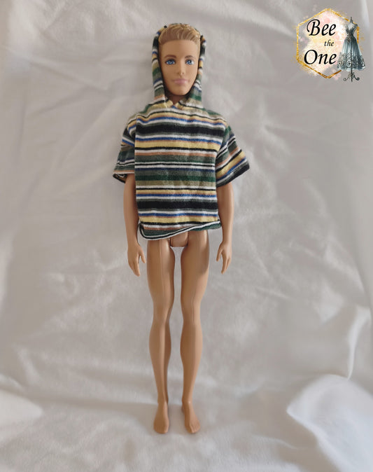 T-shirt à capuche à manches courtes et rayures multicolores (vert, bleu, jaune, blanc) pour poupée Ken Shaving Fun 1994, porté par une poupée blonde sur fond blanc.