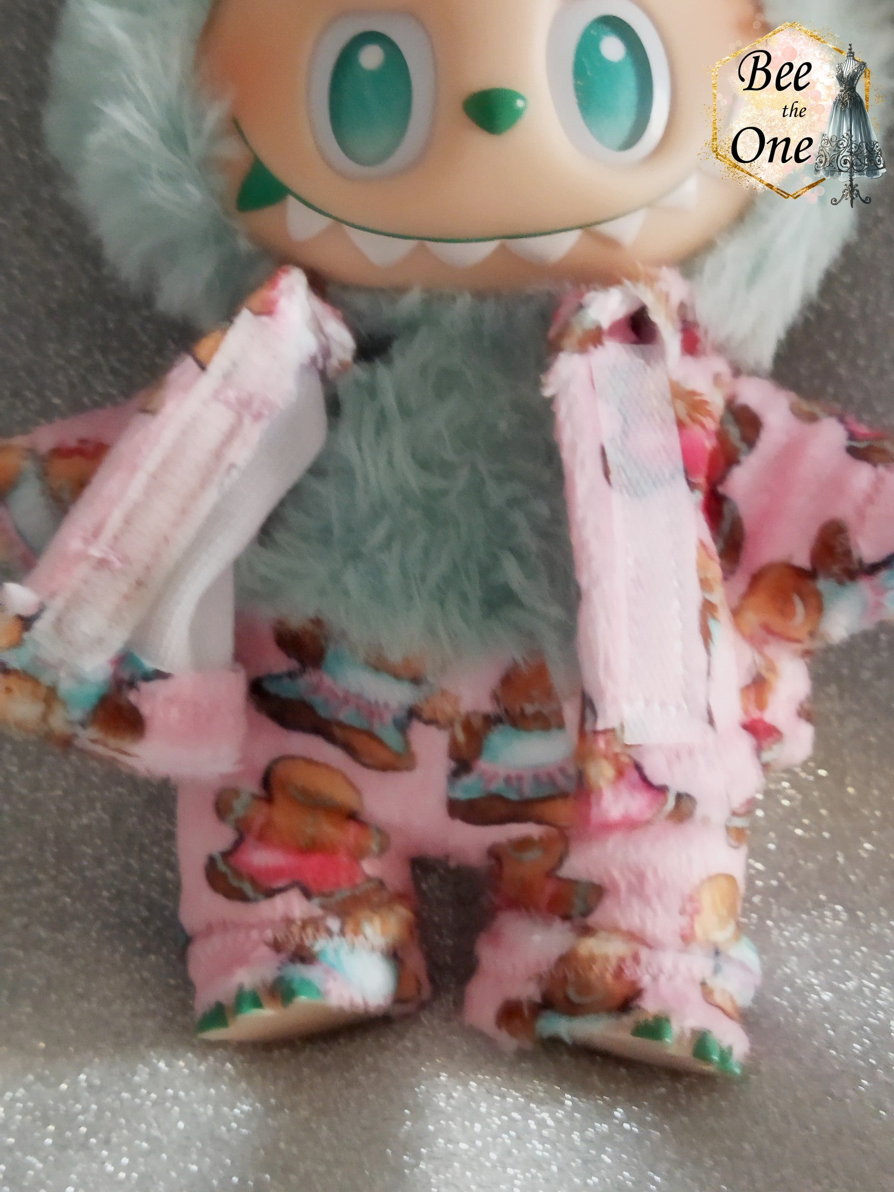 Pyjama hiver pour peluche 20 cm en minky rose à motif de bonhommes en pain d'épice, décoré de deux gros boutons roses sur le devant. Gros plan veste ouverte