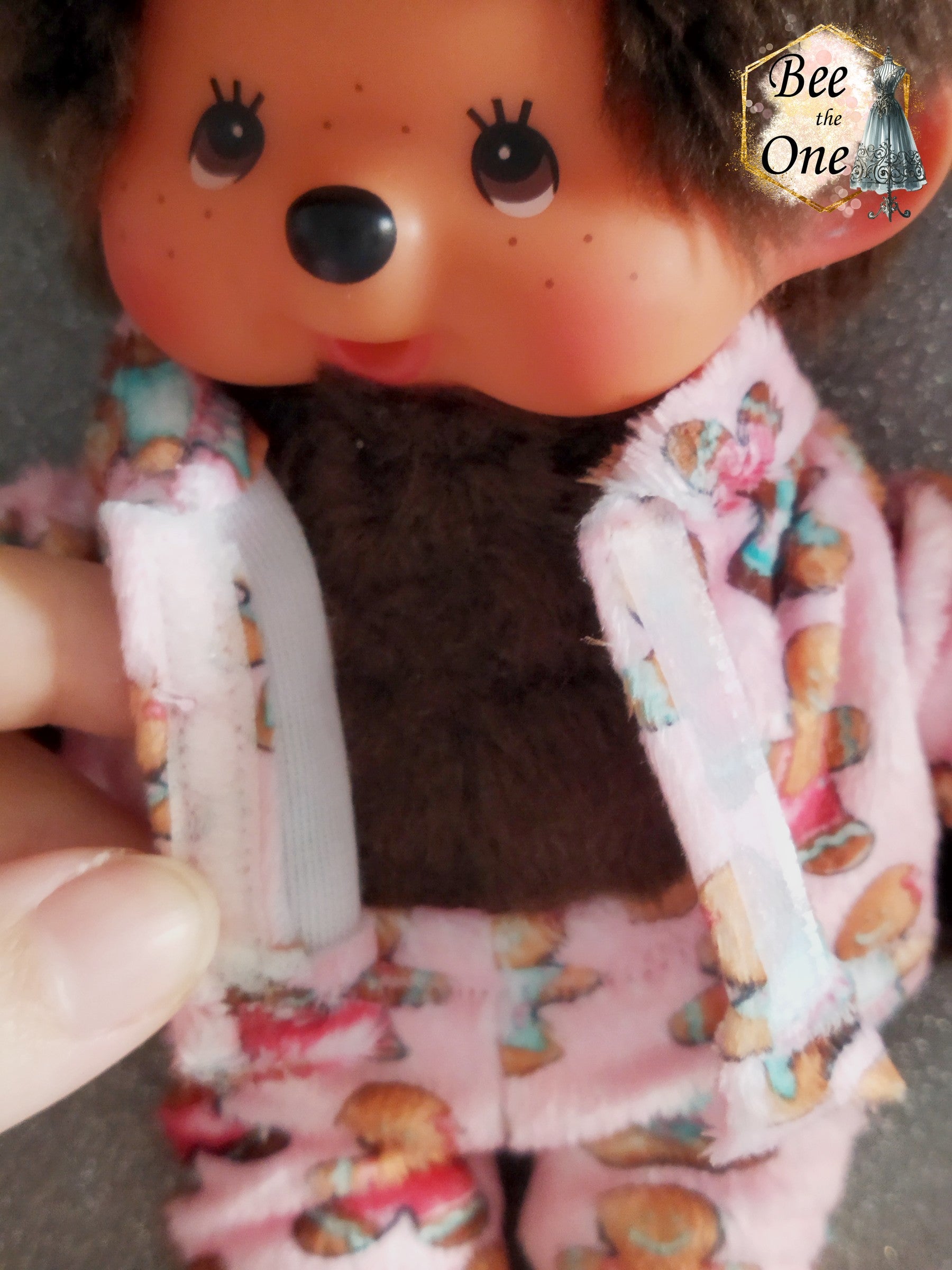 Pyjama hiver pour peluche 20 cm en minky rose à motif de bonhommes en pain d'épice, décoré de deux gros boutons roses sur le devant. Vue devant veste ouverte