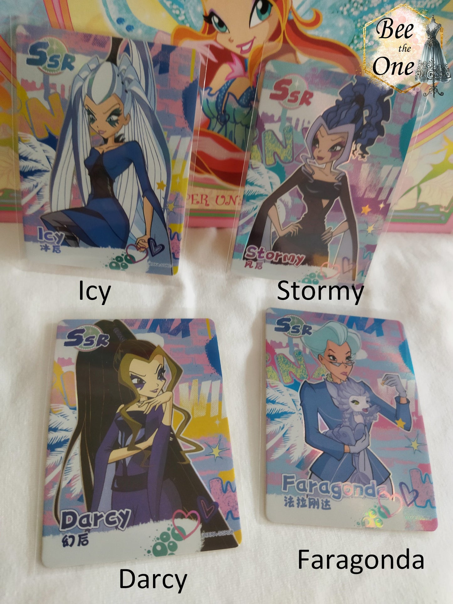 Cartes illustrées inspirées de Winx Club. Chaque carte met en scène un personnage (Icy, Darcy, Stormy, Faragonda), dans sa tenuede sorcière ou de directrice d'Alfea, avec des détails captivants et un design dynamique.