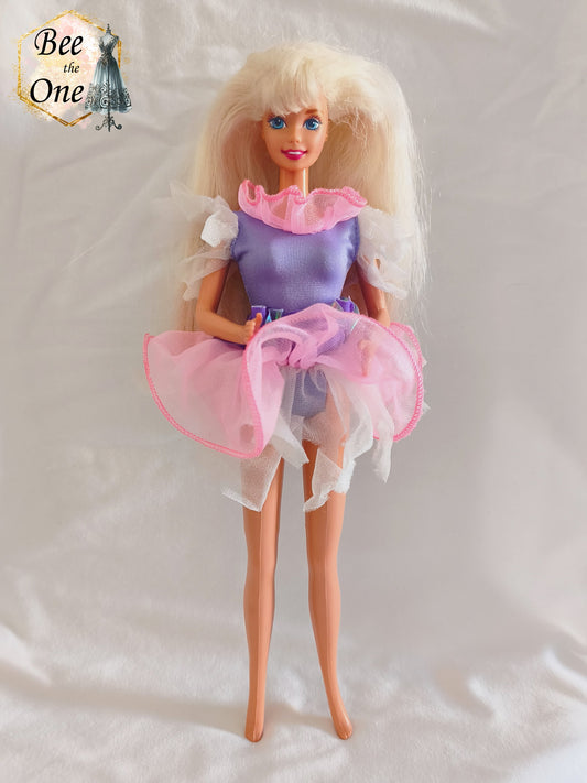Robe de poupée Barbie Toothfairy 1994, édition spéciale exclusive Walmart, portée par une poupée blonde sur fond blanc. Le body est mauve et le tutu rose. À noter : les parties blanches en tulle sur les manches et sous le tutu sont très déchirées et endommagées.