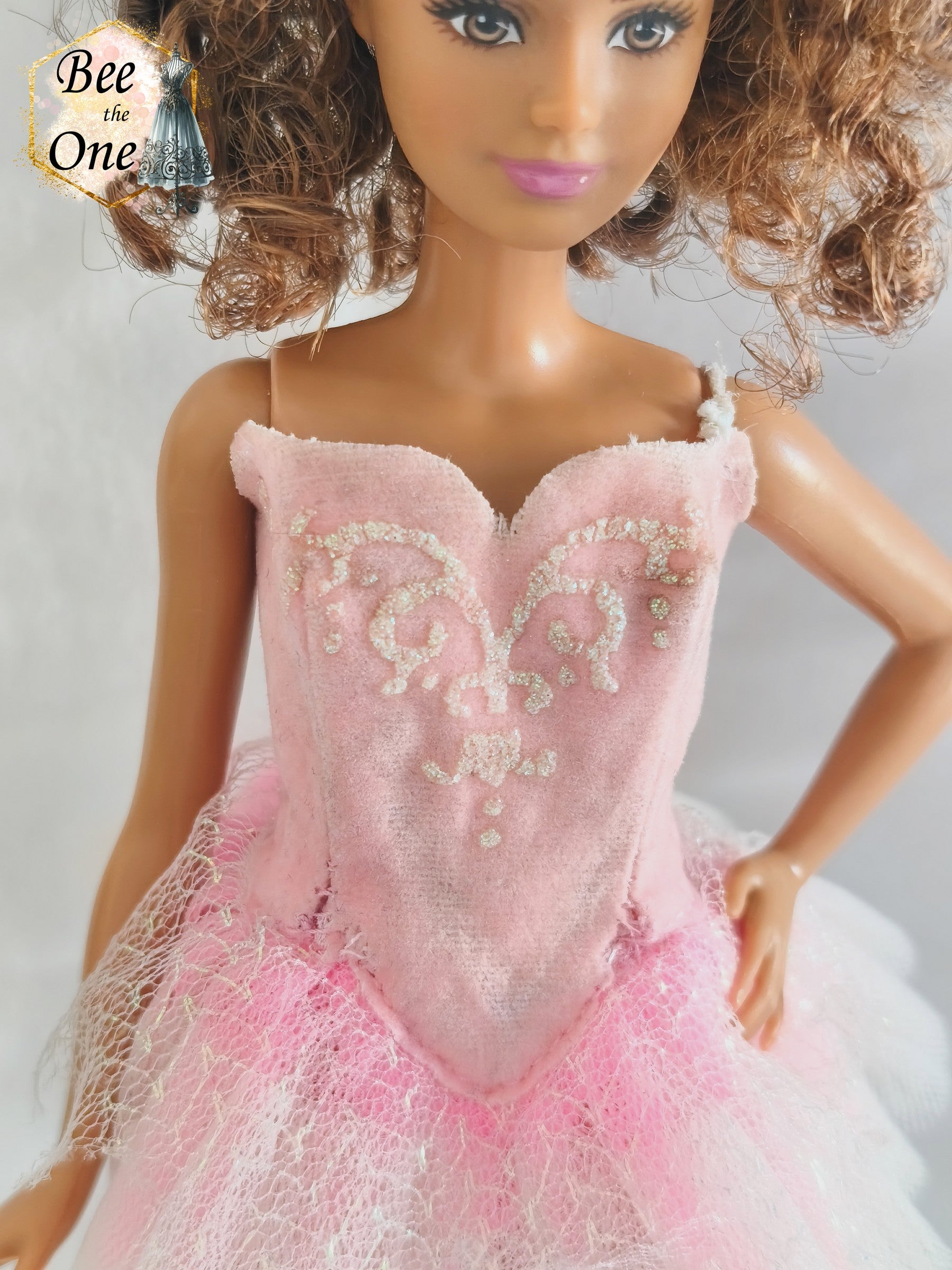 Tutu de danse classique pour poupée Sindy Pirouette 1995 (Hasbro). Bustier en velours rose avec broderies blanches et jupon en tulle blanc et rose. Gros plan devant