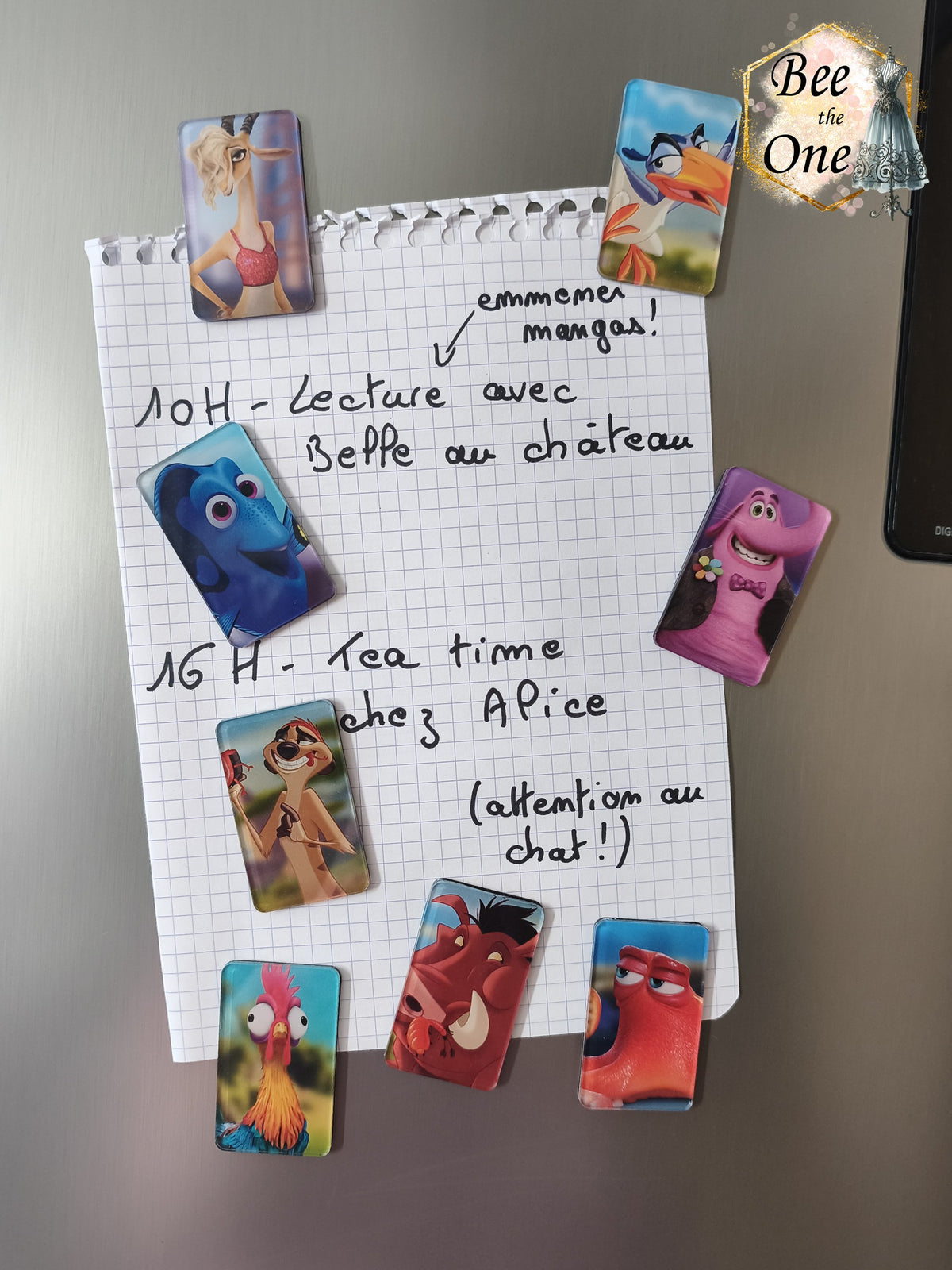 Série de huit magnets rectangulaires verticaux à bords arrondis représentant des personnages animés Disney et Pixar : Zazu, Pumbaa, Timon, Bing Bong, Hei Hei, Gazelle, Hank et Dory, disposés sur une surface métallique grise.