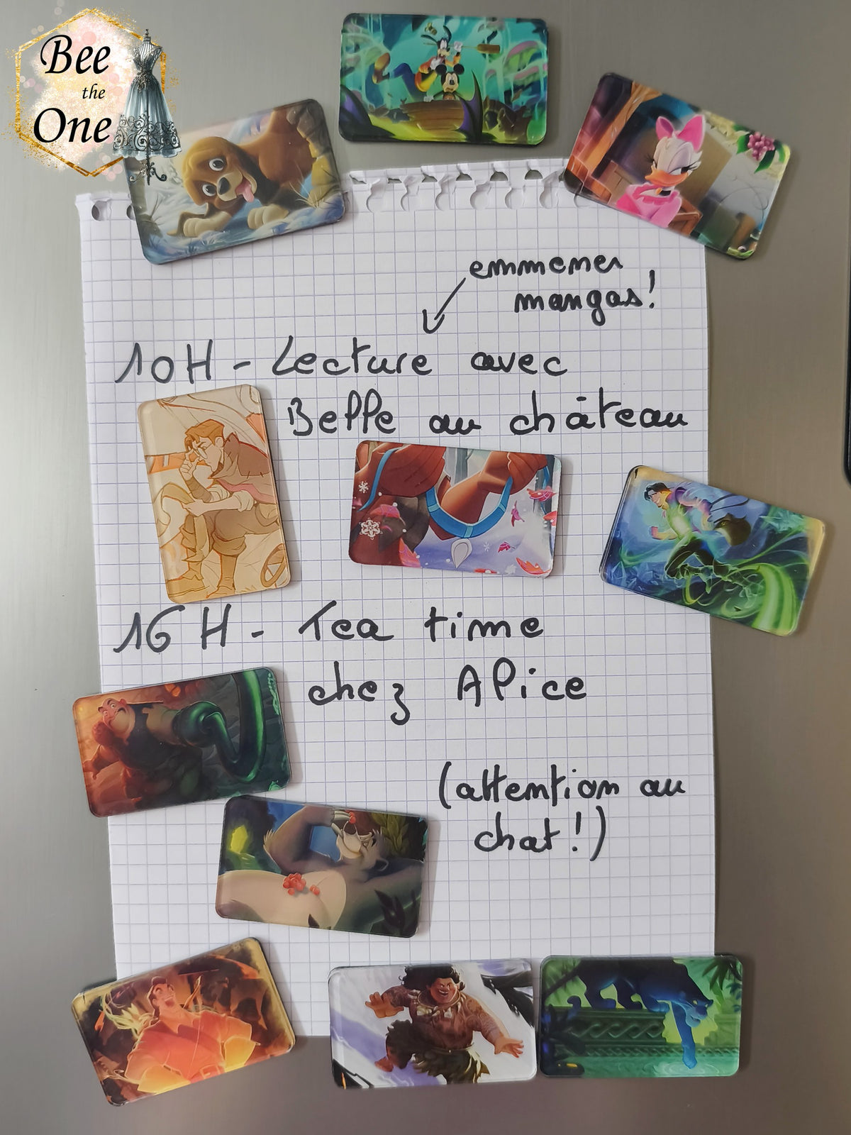 Série de onze magnets rectangulaires décoratifs illustrant des scènes et personnages fantastiques issus de cartes à collectionner TCG : Mickey et Dingo, Daisy, Milo Thatch, Bagheera, Baloo, Gaston et Maui, disposés sur une surface métallique grise.