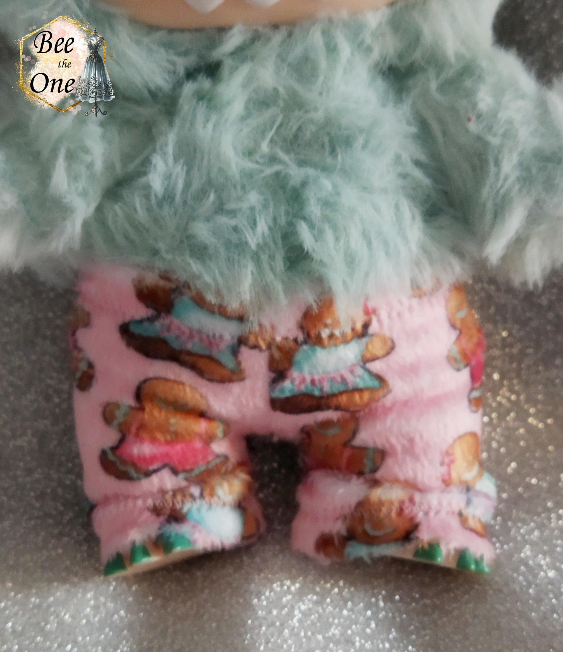 Pantalon de pyjama hiver pour peluche 20 cm en minky rose à motif de bonhommes en pain d'épice, vue de près