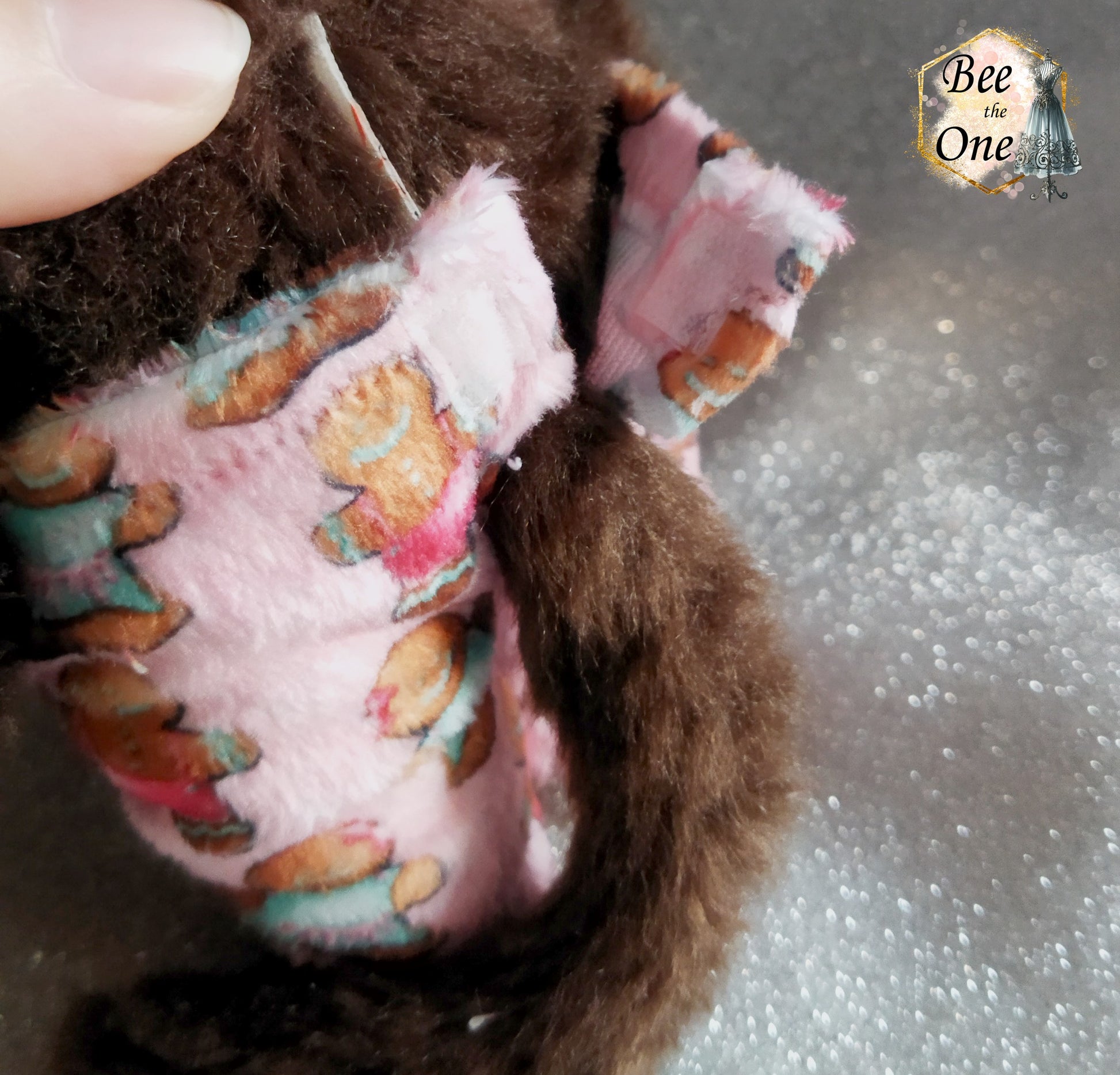Pantalon de pyjama hiver pour peluche 20 cm en minky rose à motif de bonhommes en pain d'épice, vue de dos sur Moncchichi