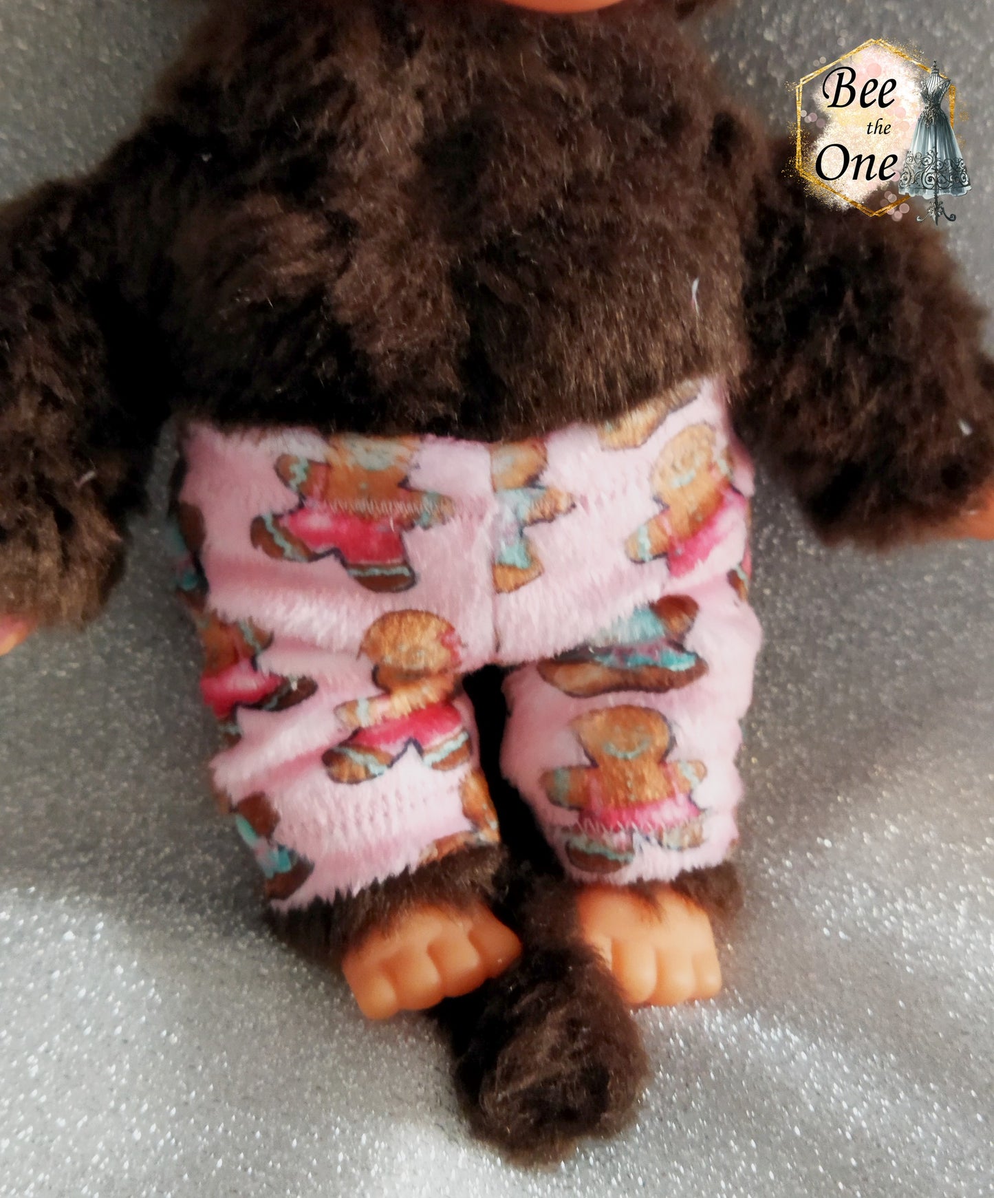 Pantalon de pyjama hiver pour peluche 20 cm en minky rose à motif de bonhommes en pain d'épice, vue de près sur Moncchichi