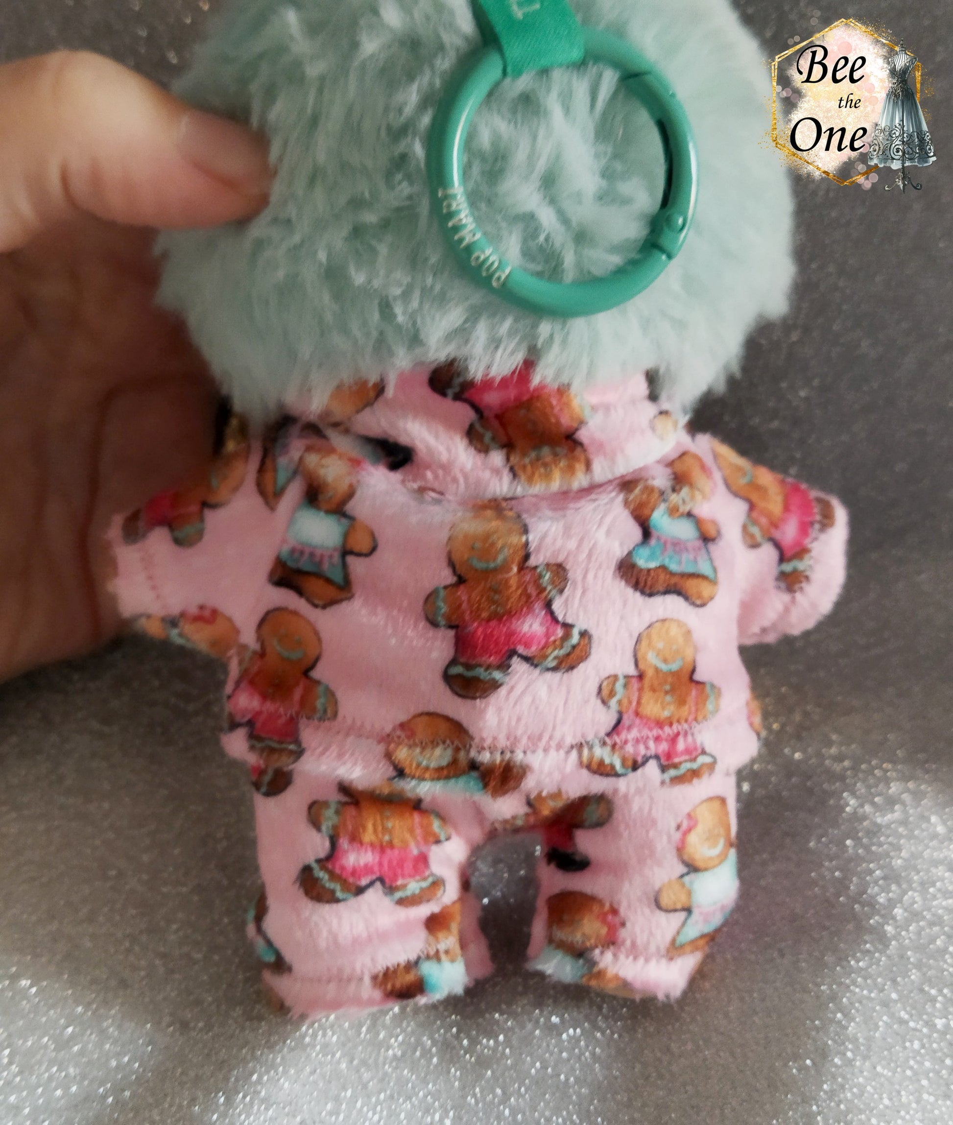 Pyjama hiver pour peluche 20 cm en minky rose à motif de bonhommes en pain d'épice, décoré de deux gros boutons roses sur le devant. Vue de dos sur Labubu
