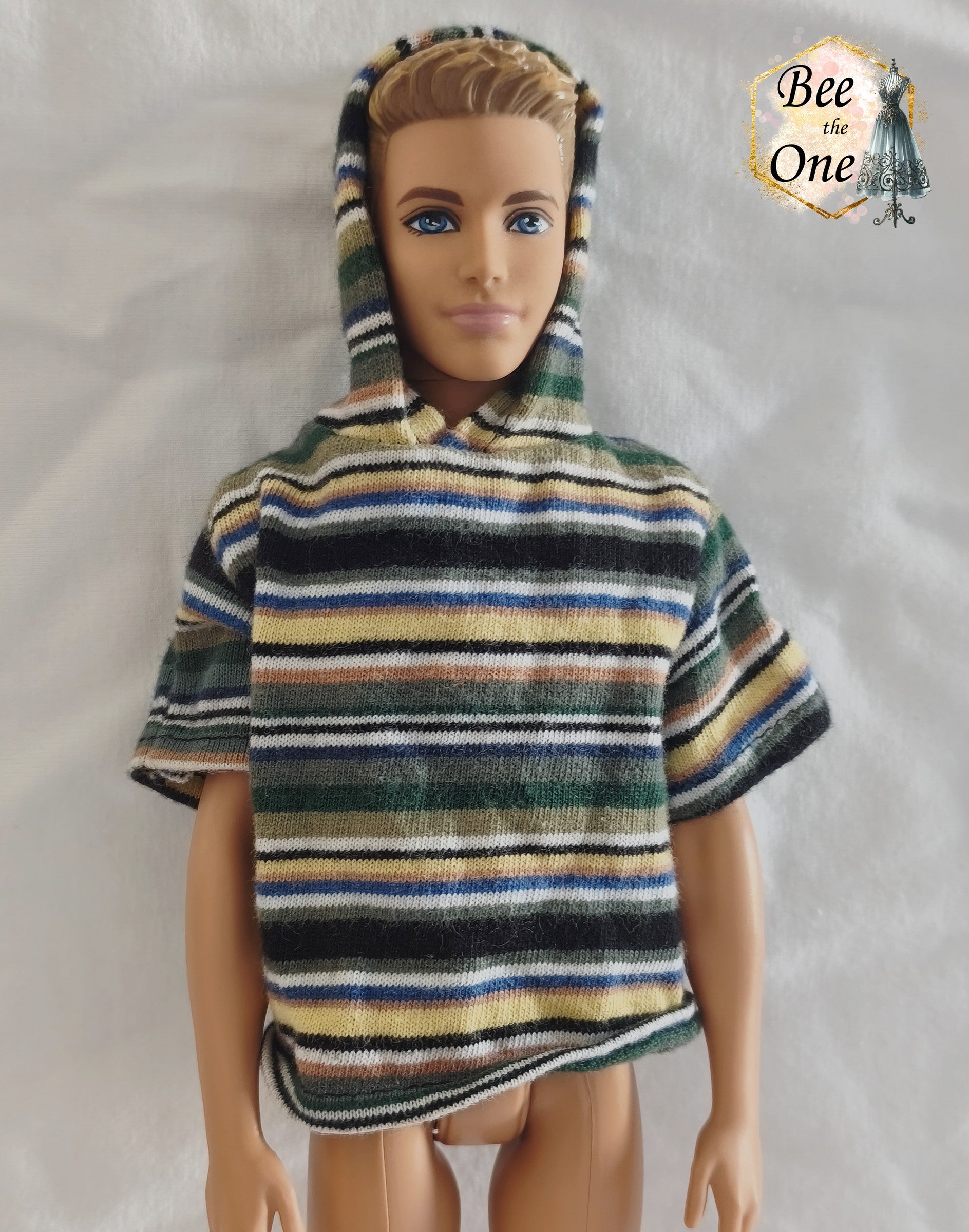 T-shirt à capuche à manches courtes et rayures multicolores (vert, bleu, jaune, blanc) pour poupée Ken Shaving Fun 1994, porté par une poupée blonde sur fond blanc. Gros plan