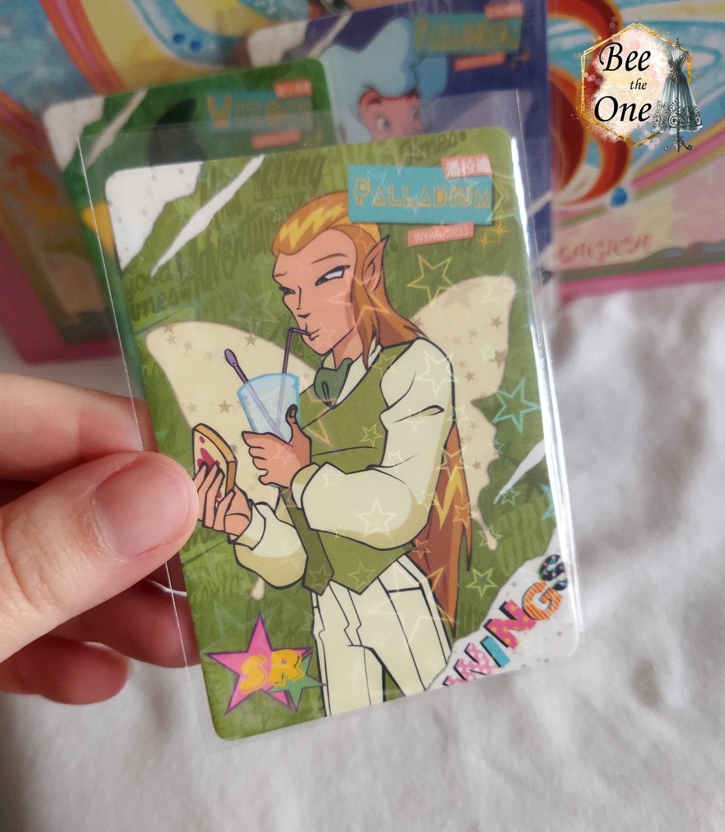 Carte à collectionner représentant un personnage de dessin animé dans un univers magique. Carte brillante. Gros plan Palladium