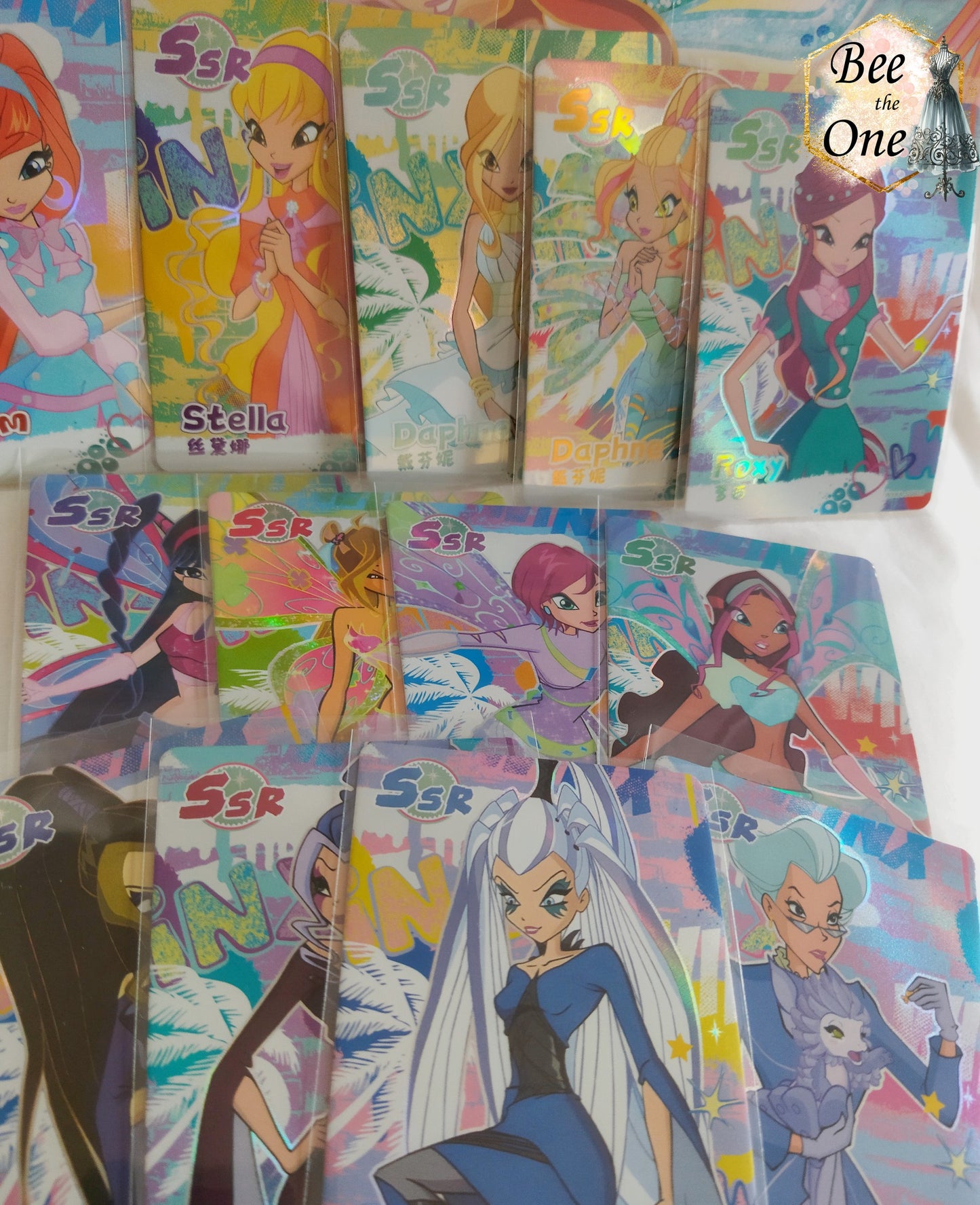 Collection de cartes illustrées inspirées de Winx Club. Chaque carte met en scène un personnage féminine unique, aux styles vibrants et colorés, avec des détails captivants et un design dynamique.