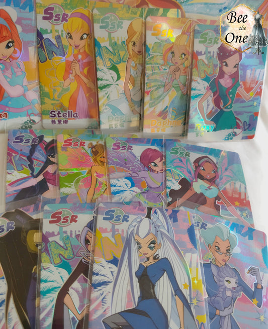 Collection de cartes illustrées inspirées de Winx Club. Chaque carte met en scène un personnage féminine unique, aux styles vibrants et colorés, avec des détails captivants et un design dynamique.