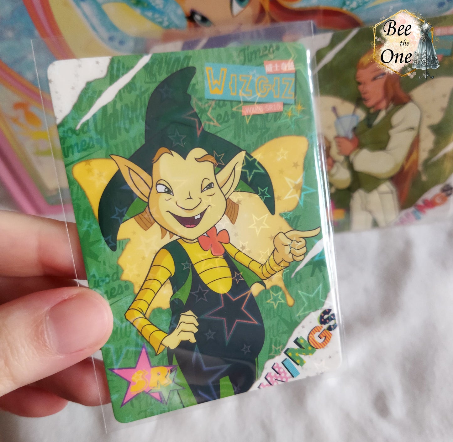 Carte à collectionner représentant un personnage de dessin animé dans un univers magique. Gros plan Wizgiz
