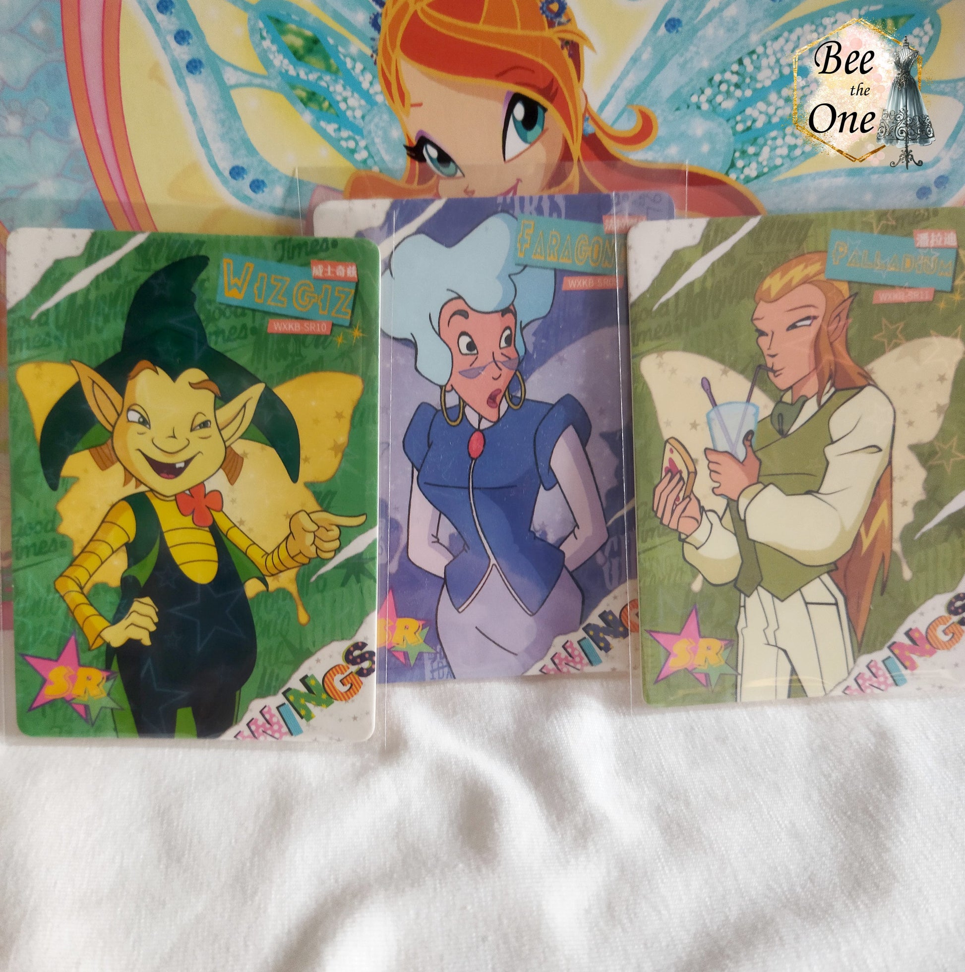 Carte à collectionner représentant un personnage de dessin animé dans un univers magique. Carte brillante