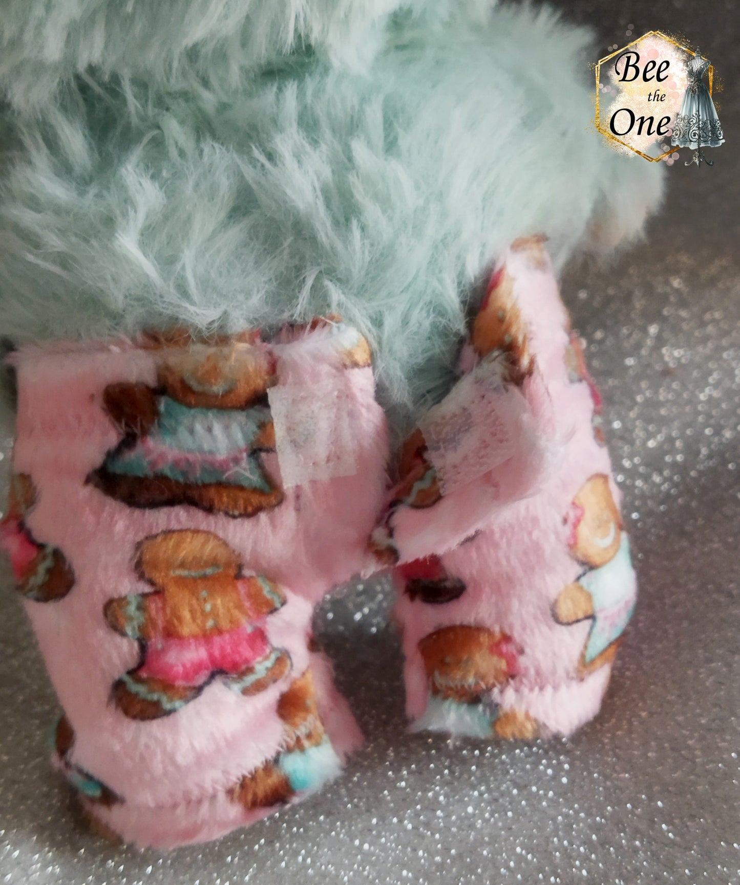Pantalon de pyjama hiver pour peluche 20 cm en minky rose à motif de bonhommes en pain d'épice, vue de la fermeture arrière