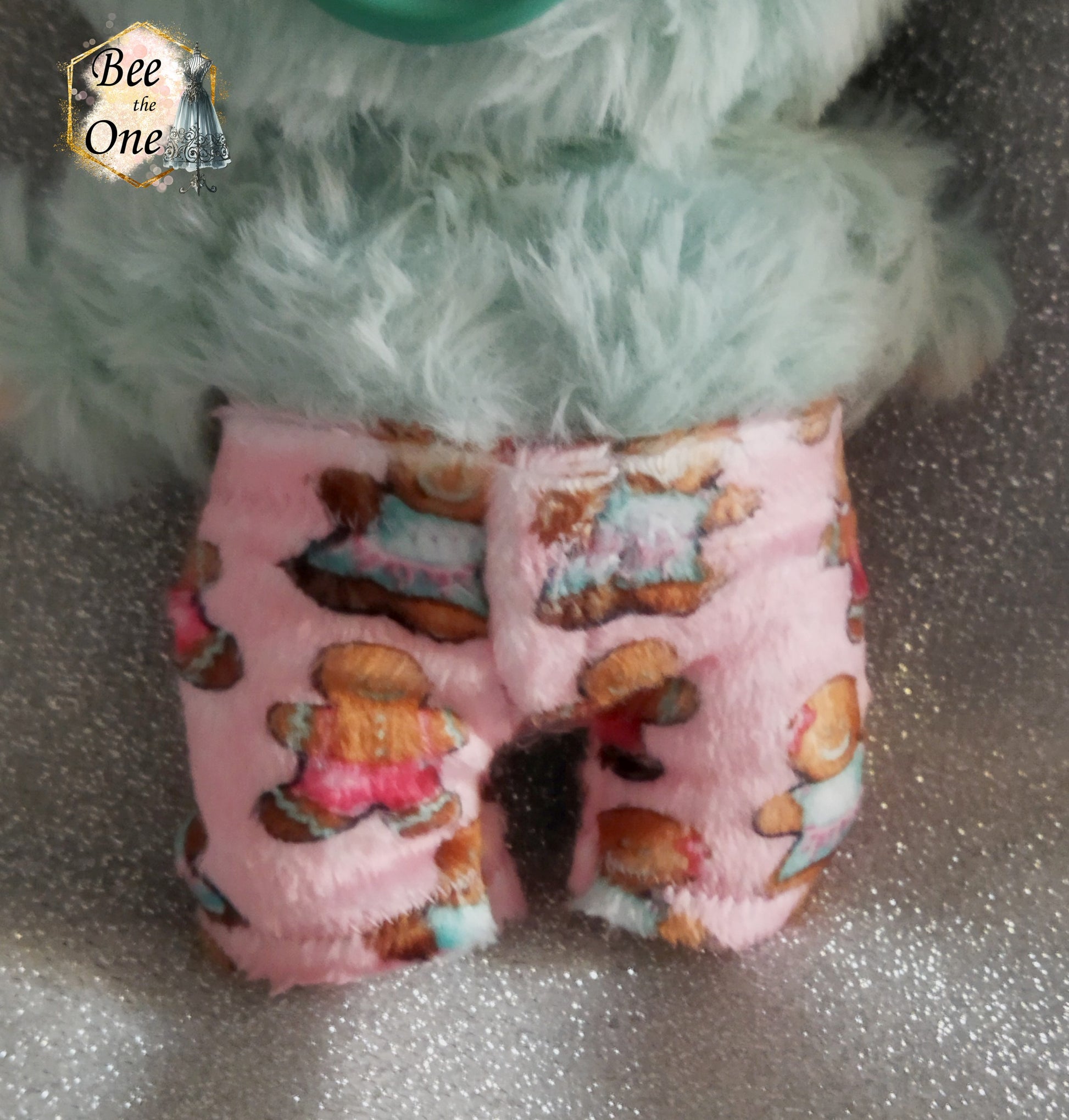 Pantalon de pyjama hiver pour peluche 20 cm en minky rose à motif de bonhommes en pain d'épice, vue de dos