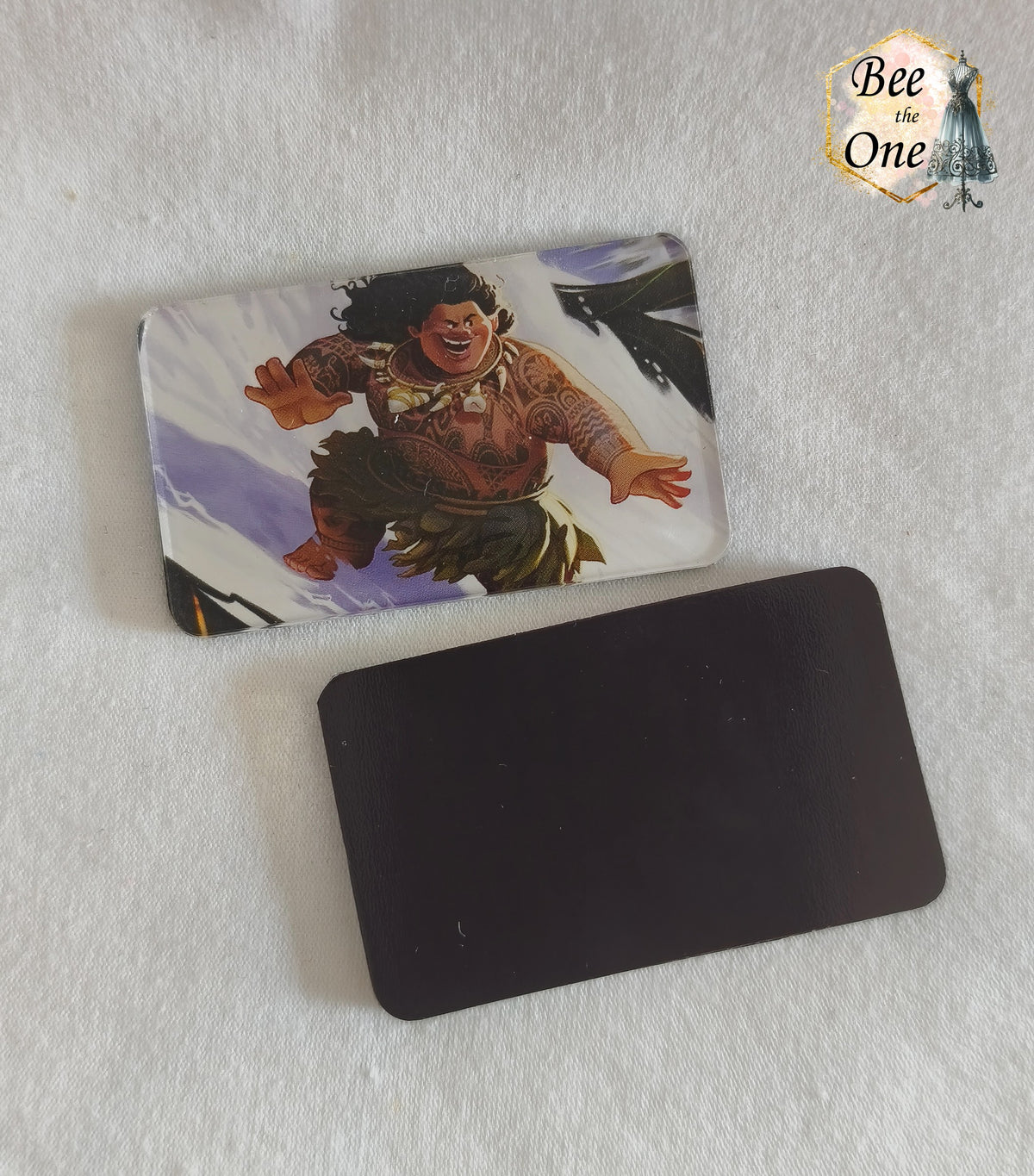 Magnets rectangulaires décoratifs illustrant Maui, disposés sur une surface blanche neutre. Gros plan sur le devant et le dos