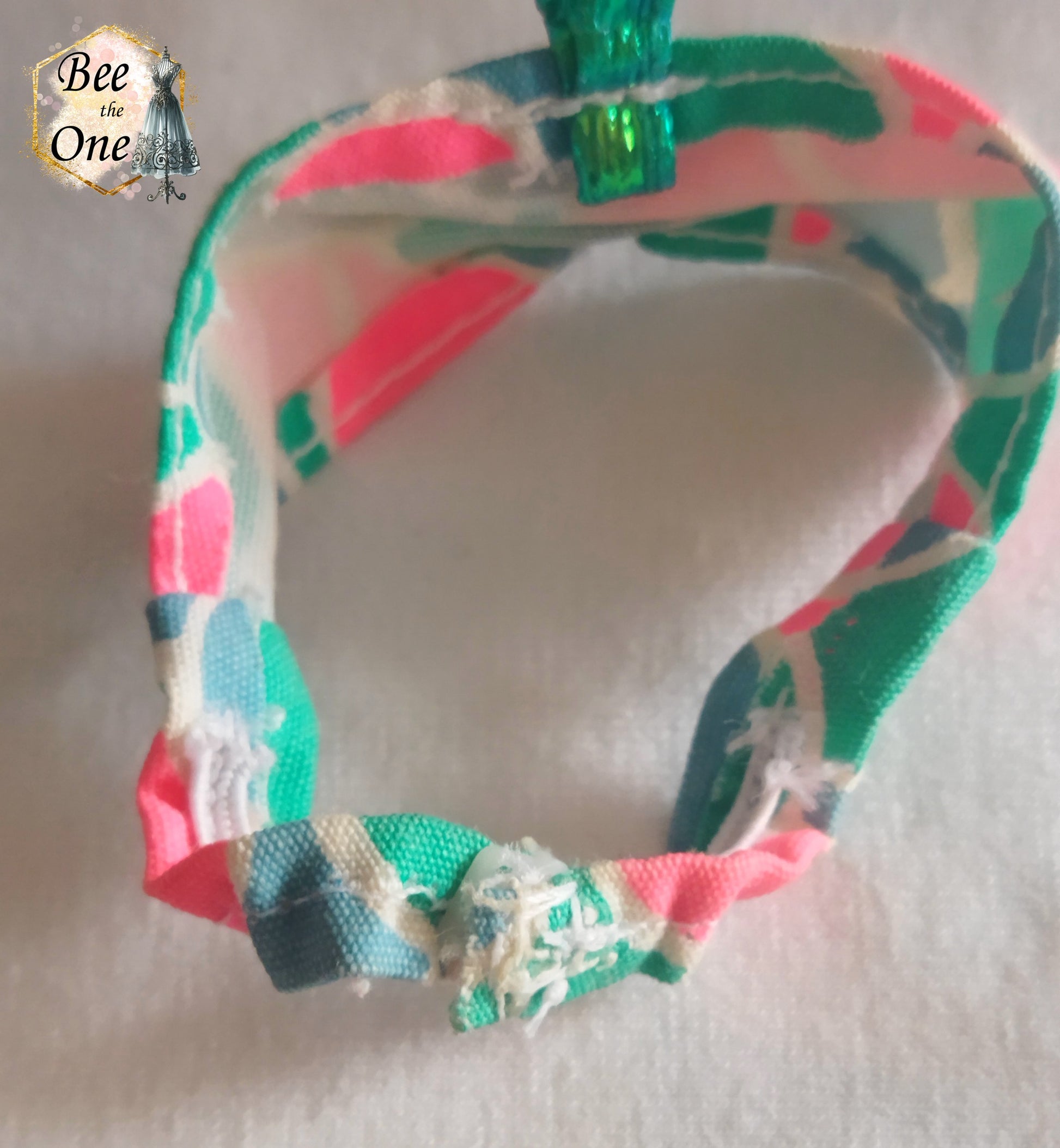 Brassière poupée motif écailles sirène pastel avec ruban vert vue du dos