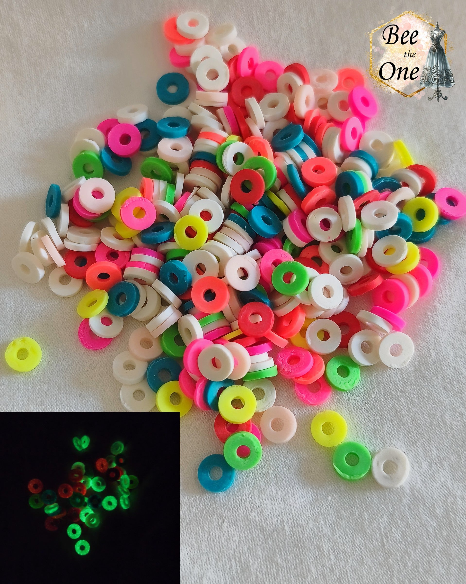 Lot de perles rondelles Heishi Katsuki en pâte polymère de 6 mm multicolores (rose, vert, jaune, bleu, blanc), avec vignette montrant leur effet phosphorescent vert et rouge brillant dans l'obscurité.