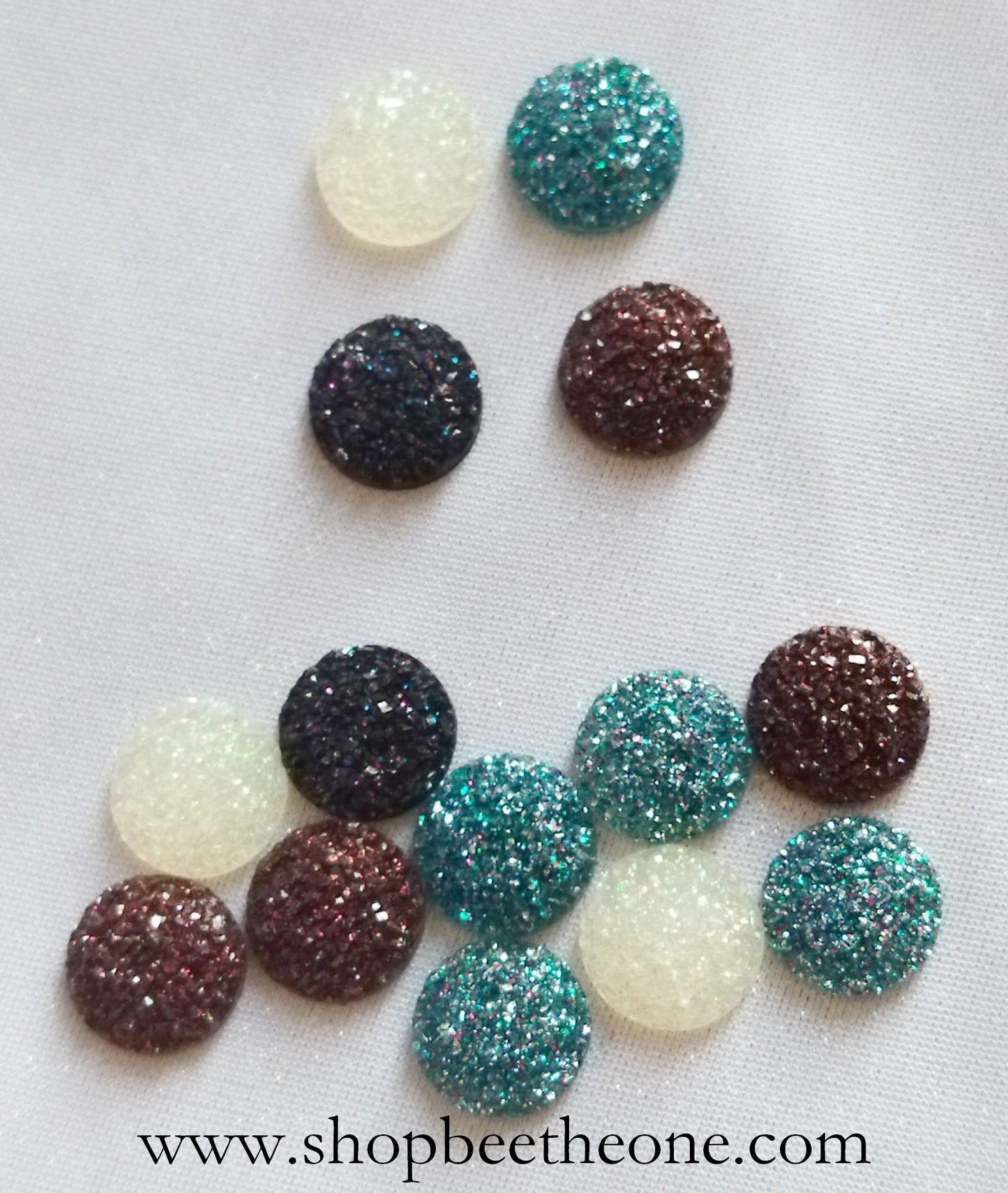 Cabochon rond demi-perle effet druzy (géode) - reflets pailletés multicolores - 12 mm - 4 coloris