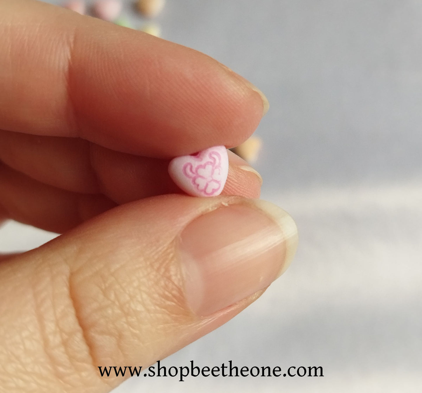 Perle mini coeur imprimé en résine - 7 mm - 9 coloris