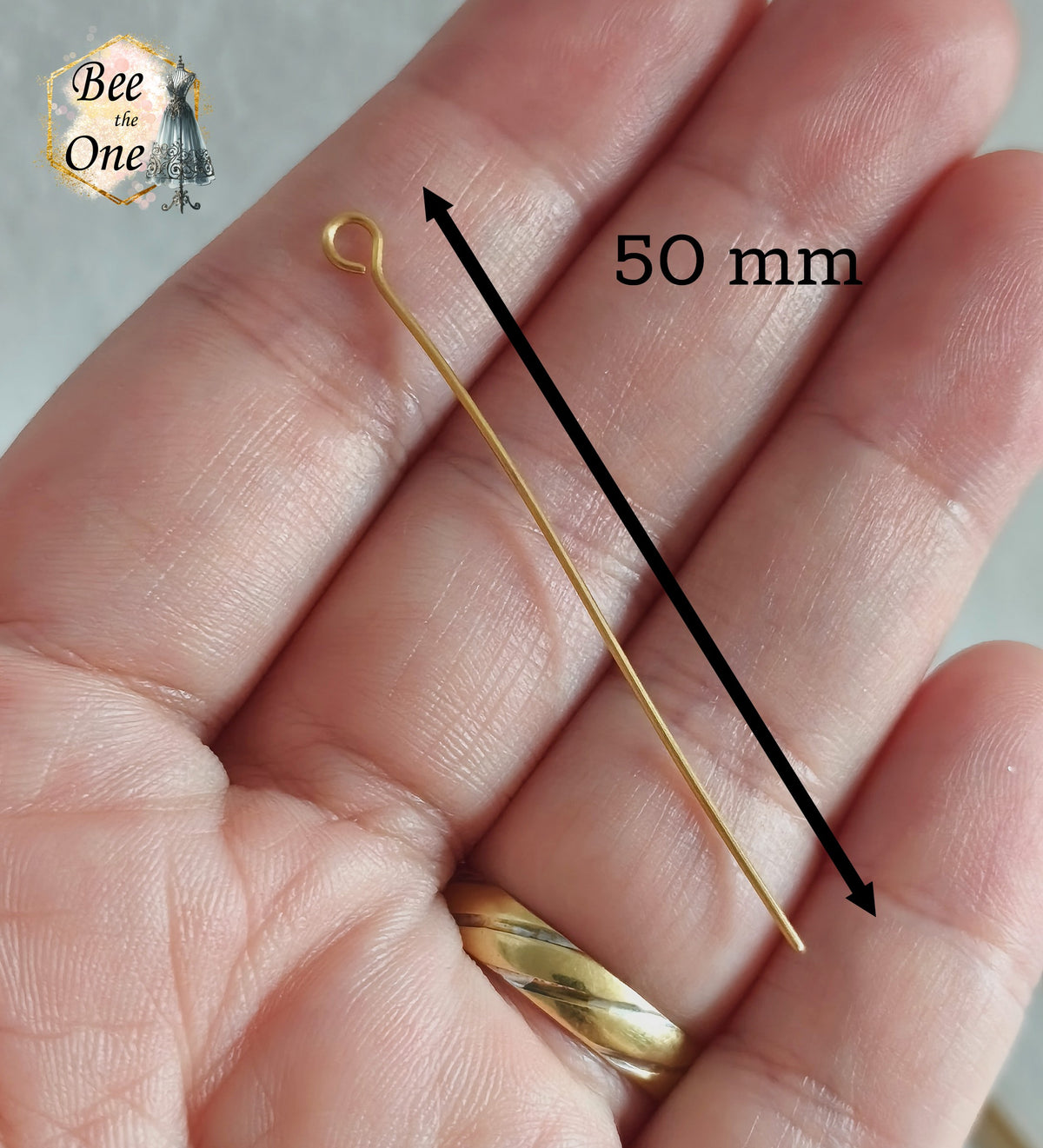 Long clou de bijoutier à œillet en acier inoxydable doré de 50 mm. Gros plan
