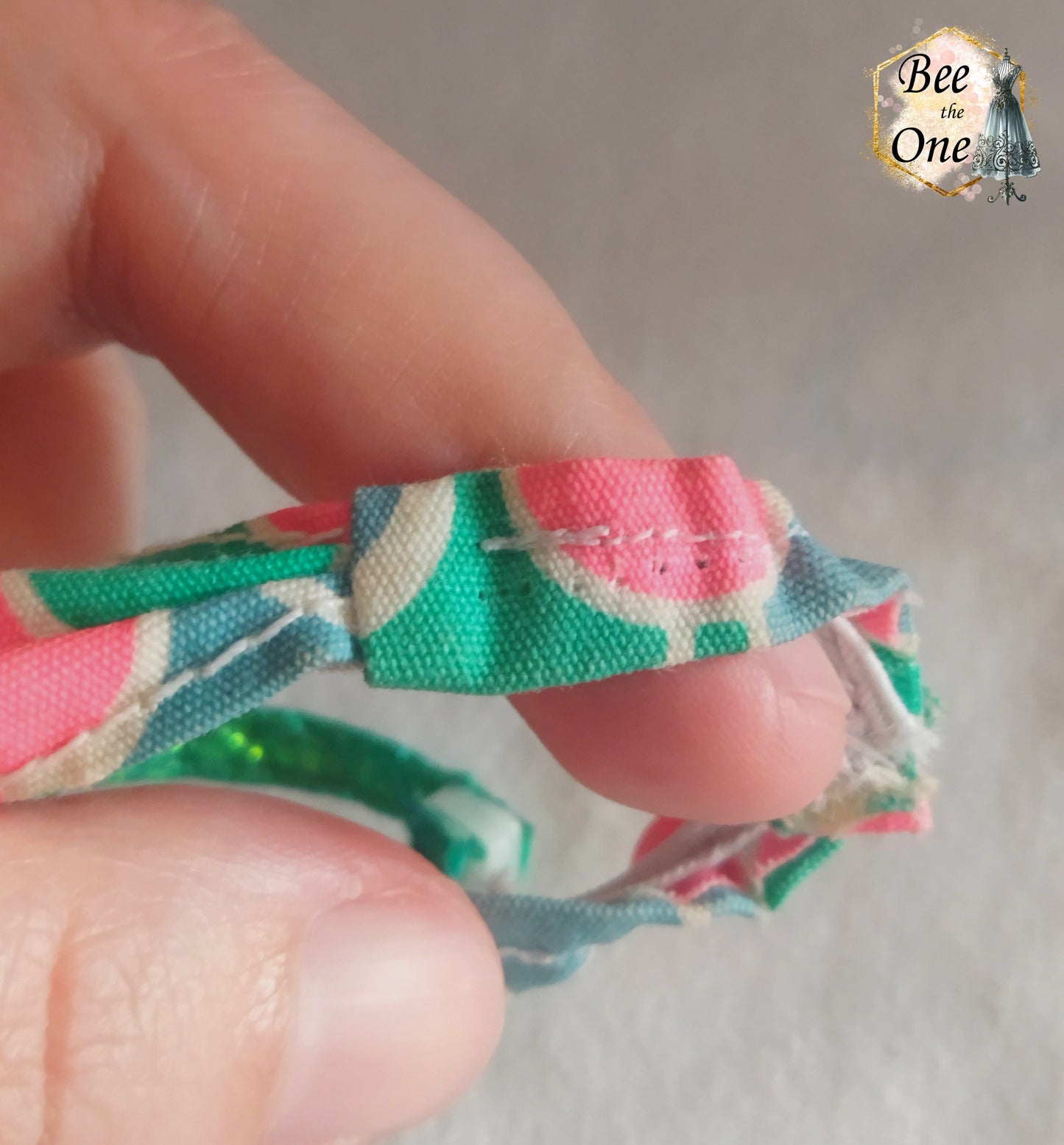 Brassière poupée motif écailles sirène pastel avec ruban vert vue du côté gauche