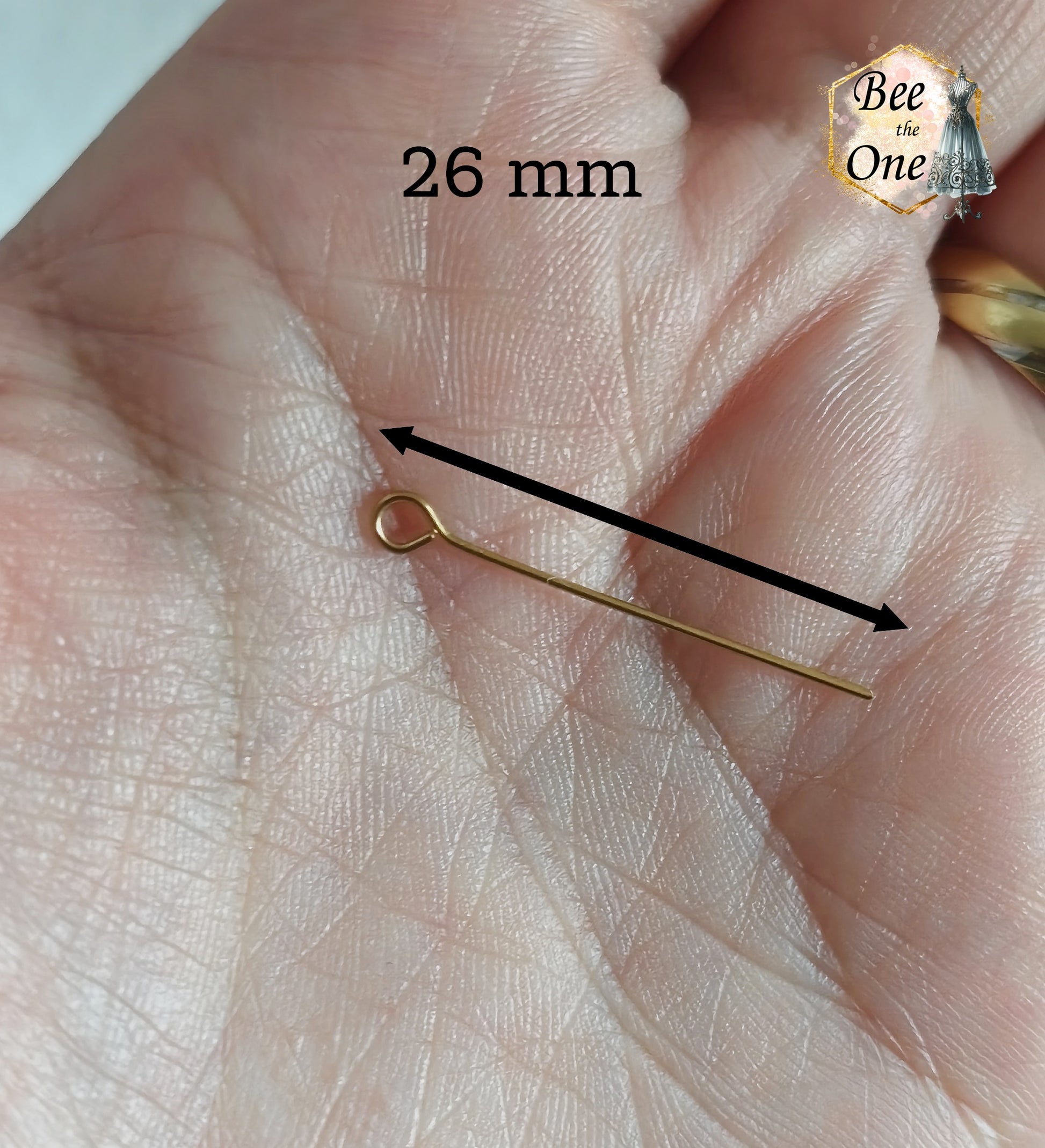 Clou de bijoutier à œillet en acier inoxydable doré à l'or 18k de 26 mm. gros plan sur la longueur