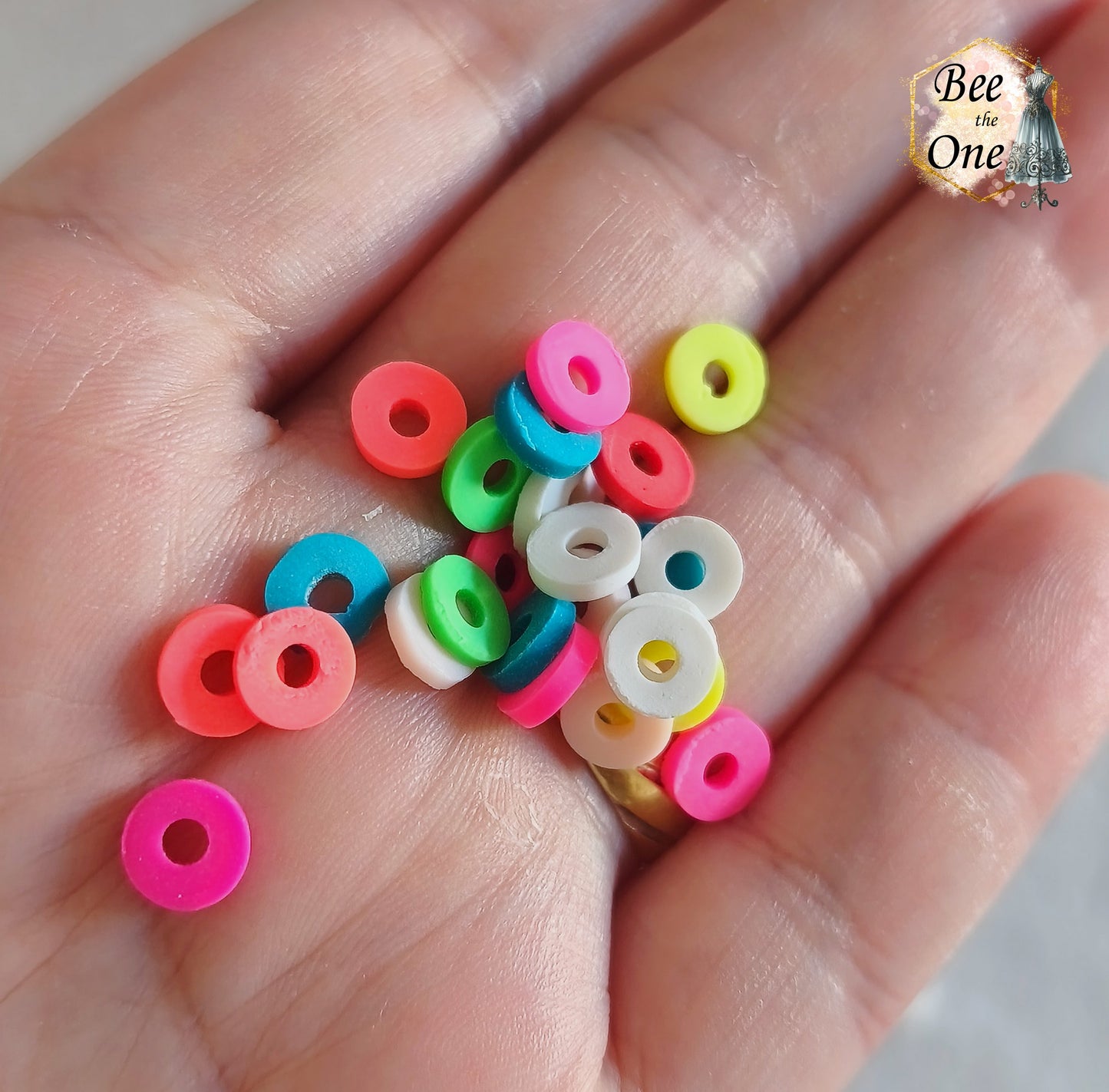 Lot de perles rondelles Heishi Katsuki en pâte polymère de 6 mm multicolores (rose, vert, jaune, bleu, blanc), en gros plan