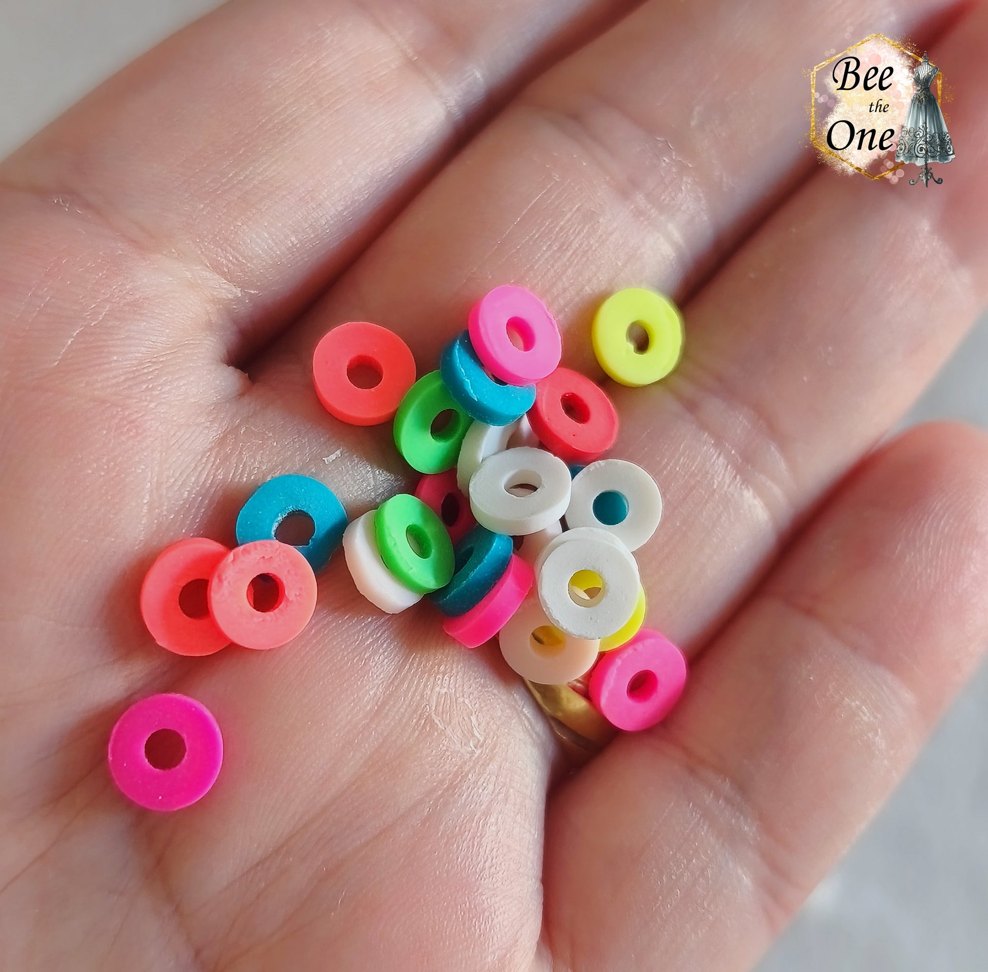 Lot de perles rondelles Heishi Katsuki en pâte polymère de 6 mm multicolores (rose, vert, jaune, bleu, blanc), en gros plan