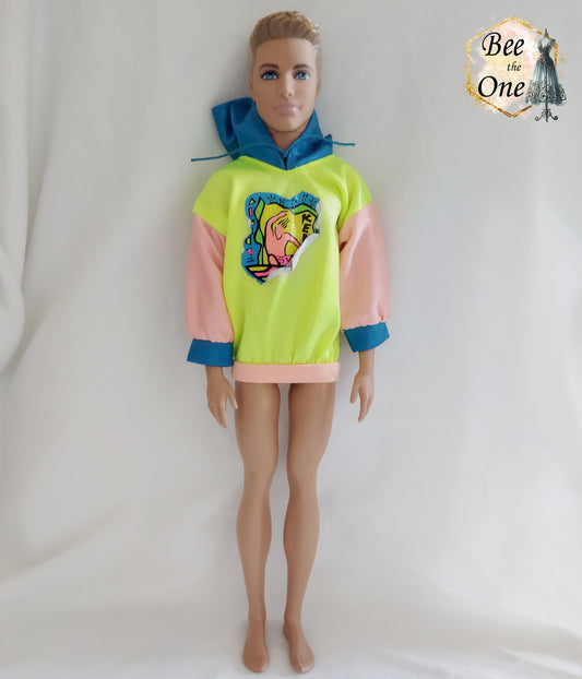 Pull pour poupée Ken en tissu mesh coloré, idéal pour une tenue décontractée ou sportive. Vue porté sur poupée