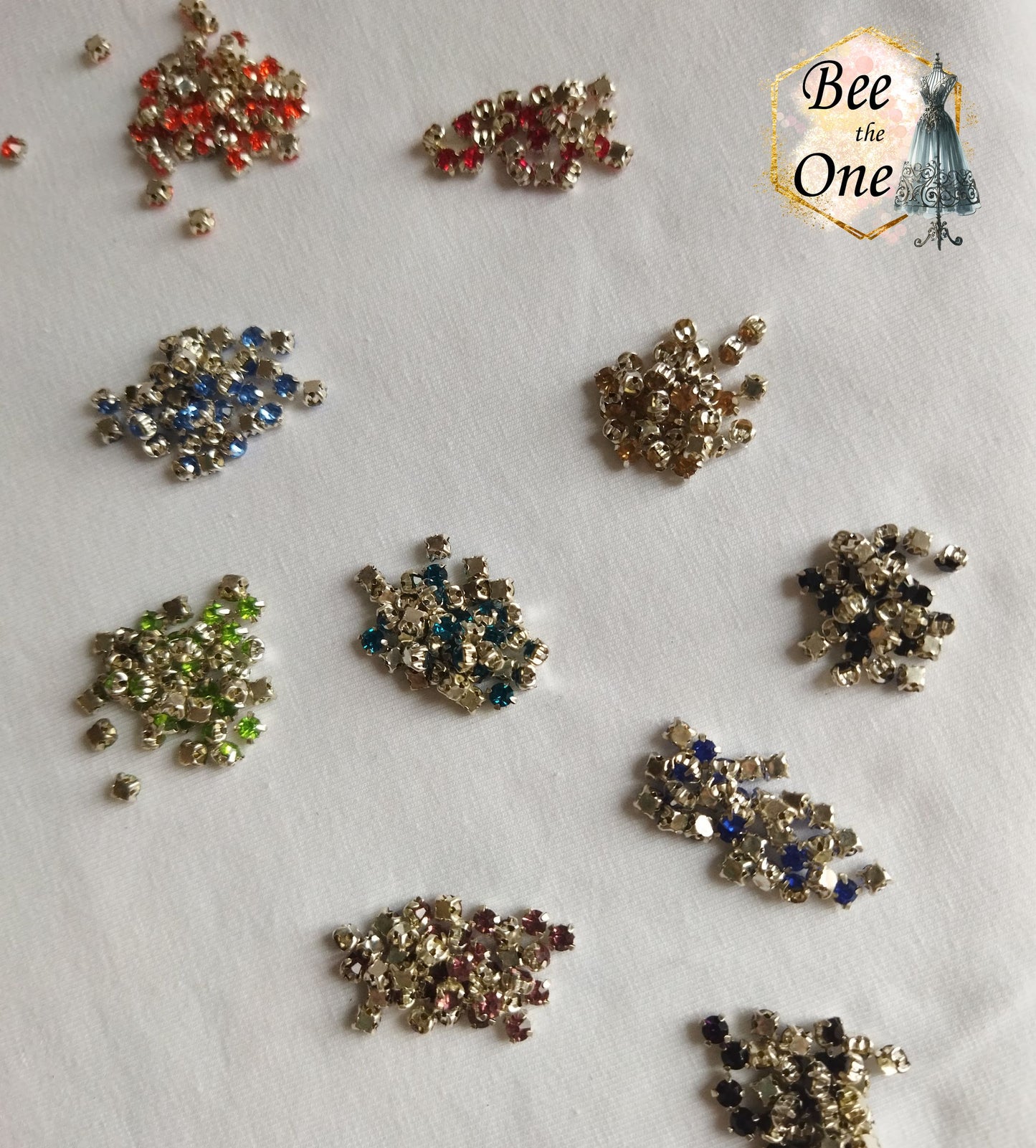 Strass à coudre, ronds à facettes sur base carrée - 3 mm - 10 coloris