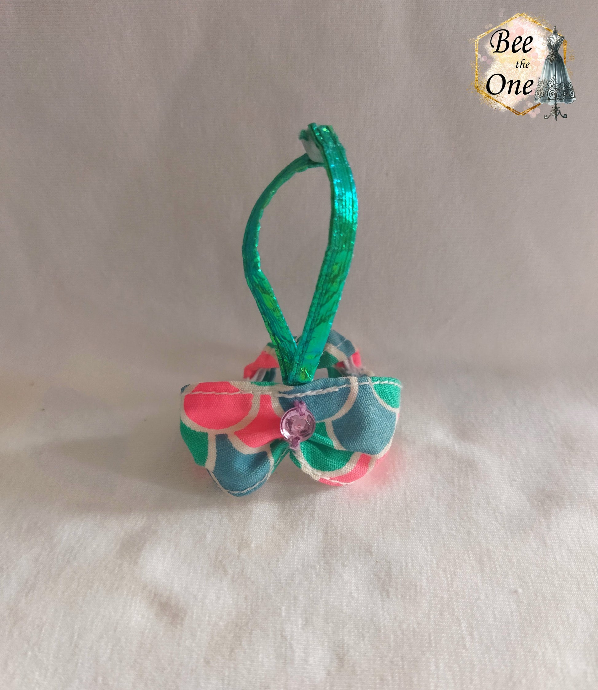 Brassière poupée motif écailles sirène pastel avec ruban vert