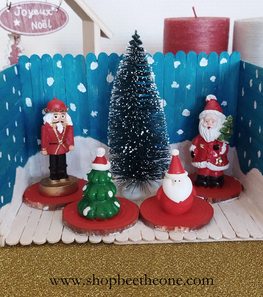 Décoration - Décor présentoir avec figurines de Noël et sapin sur rondins en bois