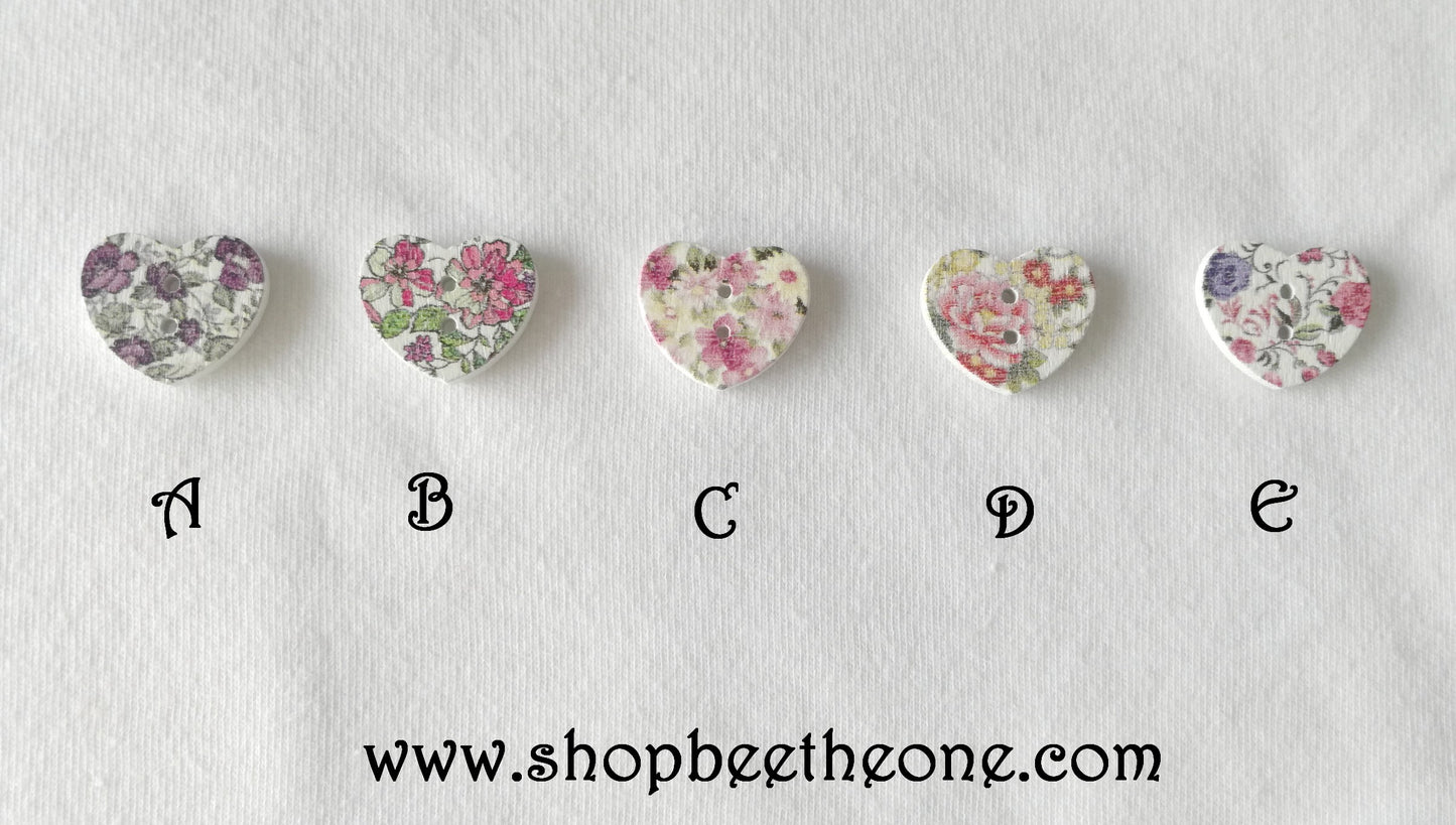 Bouton Petit Coeur "Fleurs roses ou violettes" en bois - 17 mm - 5 modèles