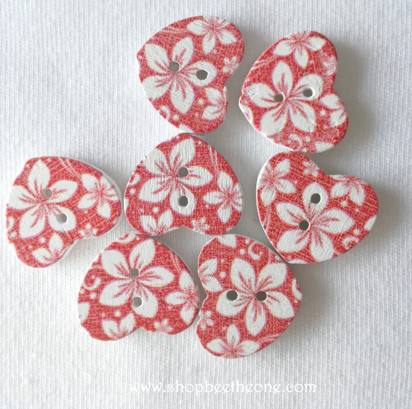 Bouton Petit Coeur "Fleurs blanches sur fond rouge" en bois - 17 mm