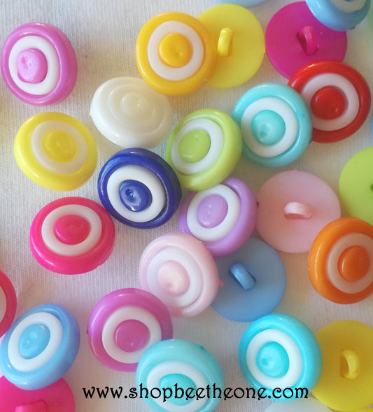 Bouton rond à queue en plastique anneau blanc - 13 mm - 19 coloris disponibles