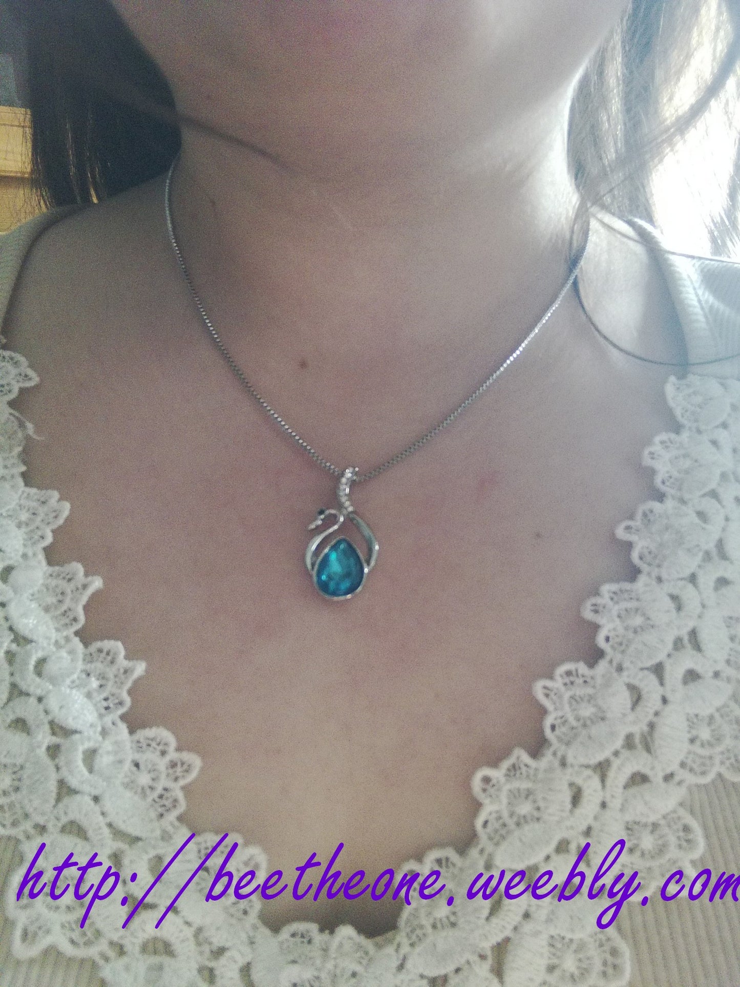 Collier pendentif Cygne, strass et pierre - Blanc, bleu ou rose