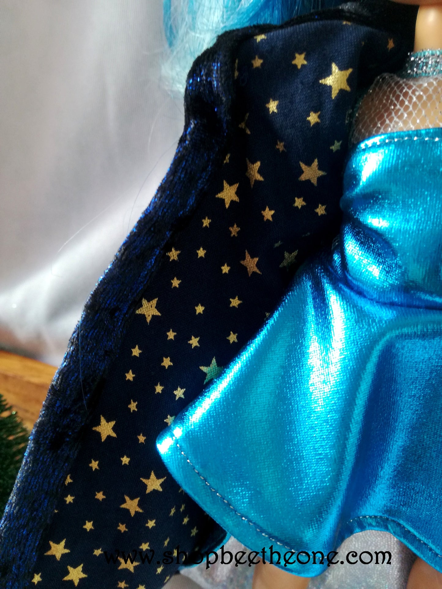 Manteau long en velours doublé tissu étoile pour poupées Rainbow High - Edition limitée - Collection Noël - par Bee the One