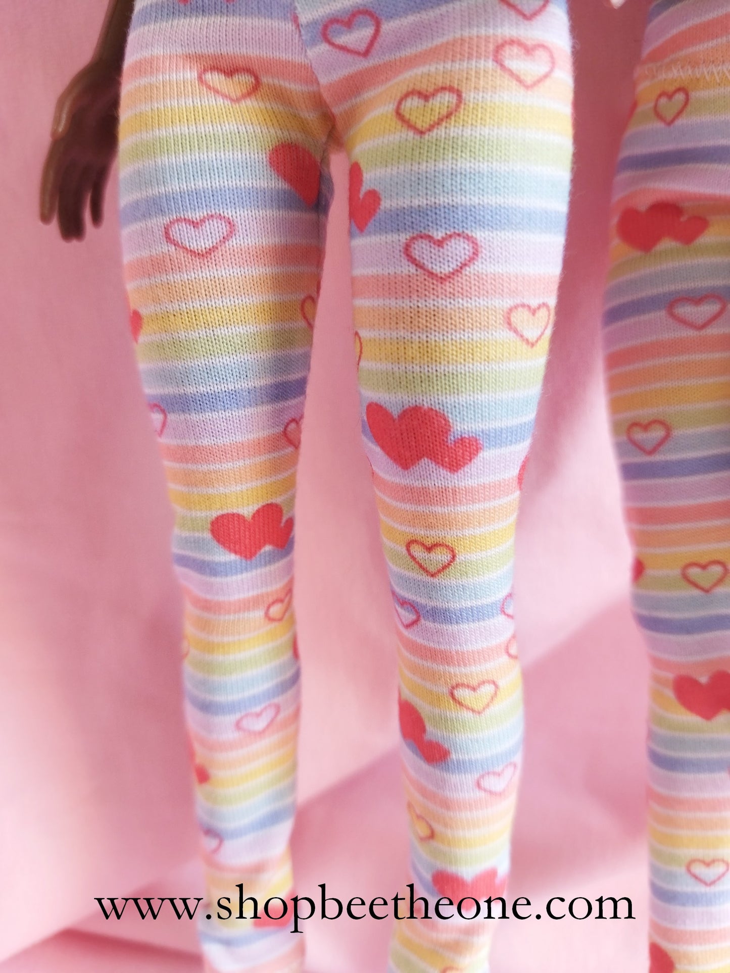 Pantalon collant leggings long motif rayures arc-en-ciel et coeurs pour poupées Barbie - 4 tailles - Collection Basics - par Bee the One
