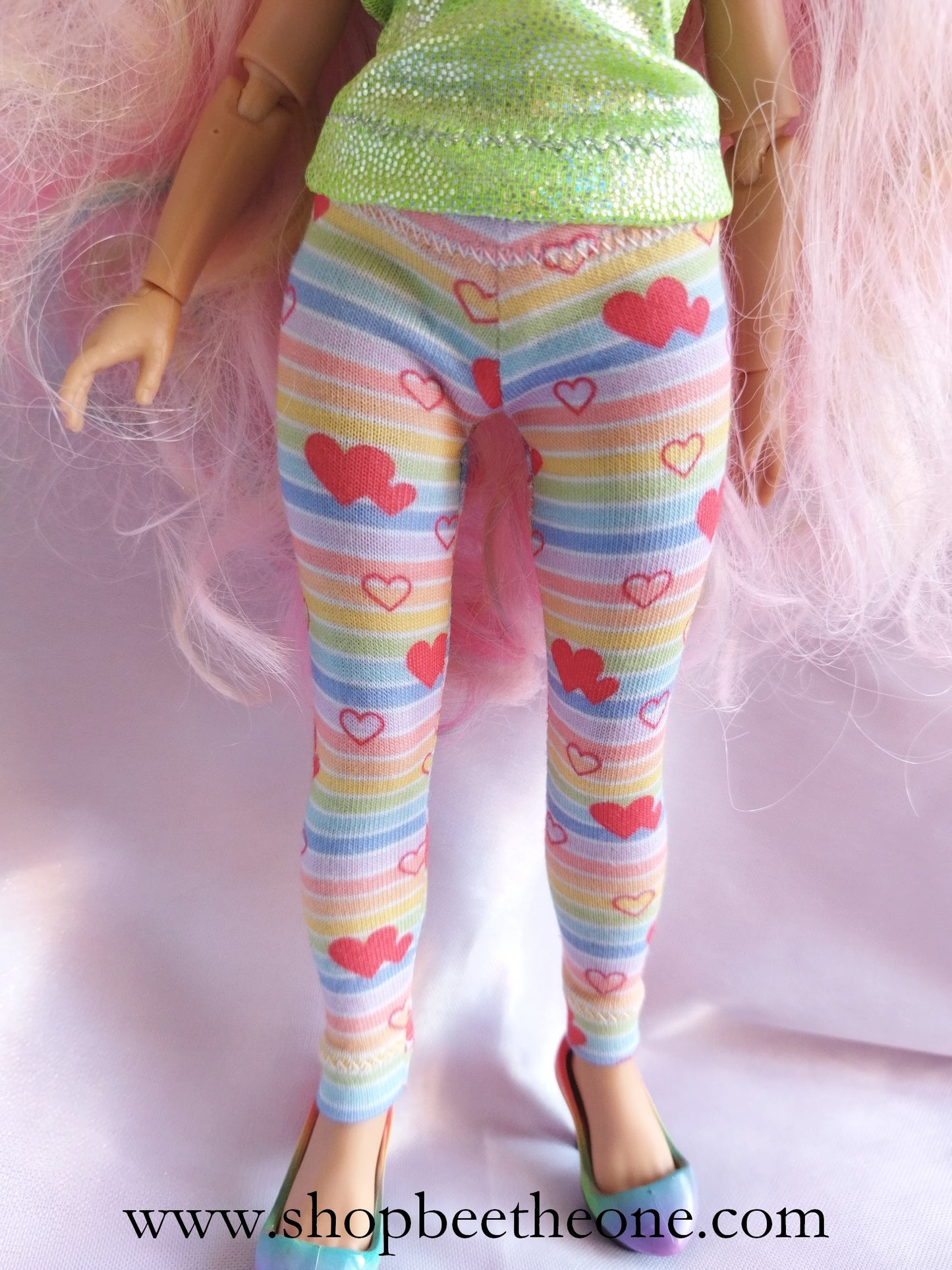 Pantalon collant leggings long motif rayures arc-en-ciel et coeurs pour poupées Rainbow High - Collection Basics - par Bee the one
