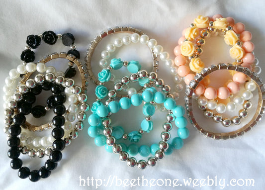 Lot de 5 Bracelets assortis Perles, Strass et Fleurs - fil stretch - Rose orangé, noir ou vert clair