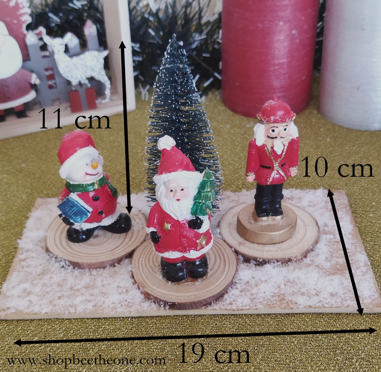 Décoration - Scène avec figurines de Noël, sapin et neige, sur planche en bois