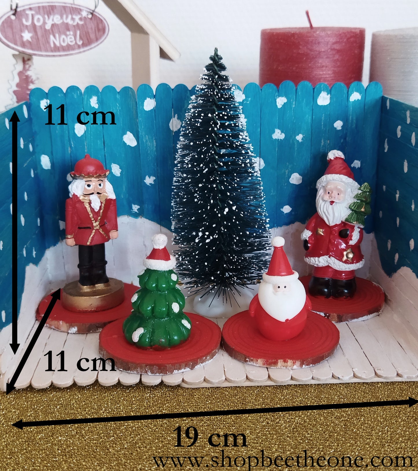 Décoration - Décor présentoir avec figurines de Noël et sapin sur rondins en bois