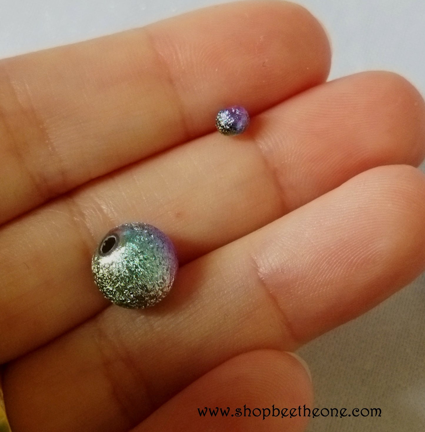 Perle ronde en plastique effet "poussière d'étoile" - 4 mm ou 9 mm - Arc-en-ciel