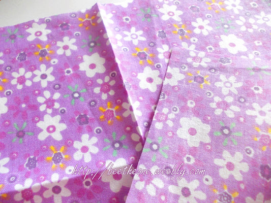 Coupon de tissu coton - Patchwork fleurs blanches violettes jaunes - fond violet - 20x20cm