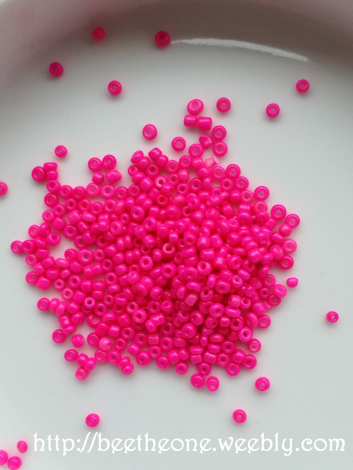Lot de 1 g de Perles de rocaille opaques intercalaire graine en verre couleurs vives - 2 mm - rose fuchsia